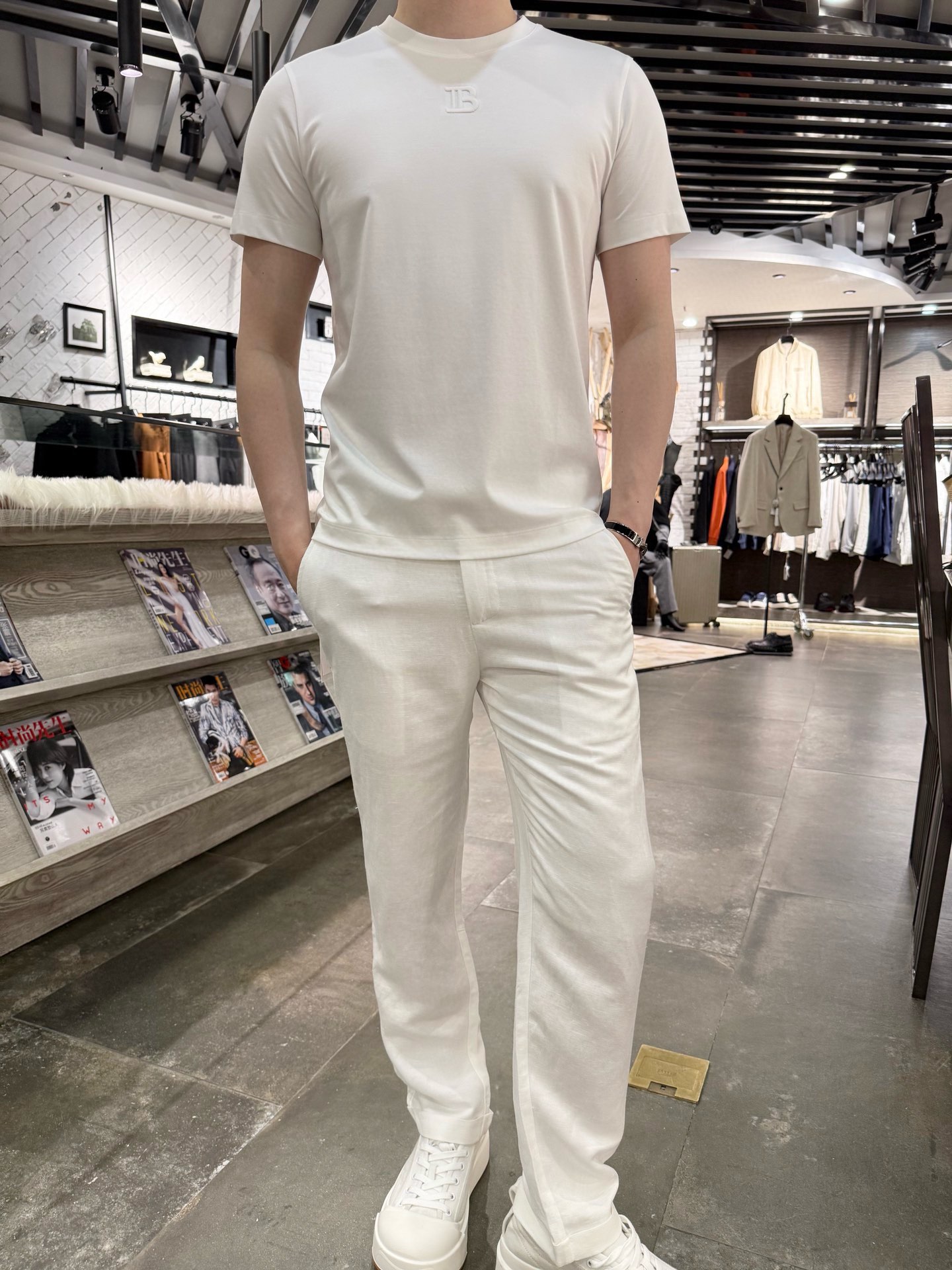 NO:450318,TB-2025 round neck short-sleeved T-shirt #Custom weaving 140 weaving Yaguli feel super soft. The fabric using 35.8 long wool cotton plus 35.8 modal plus 23 polyester fiber has many advantages, including softness and comfort, breathable and moisture-absorbing, wear-resistant and durable, etc. 1. The blend of soft and comfortable long wool cotton and modal fiber makes the fabric feel soft and smooth, with silk-like luster and feel, and comfortable to wear 2. The absorbing ability of breathable and moisture-absorbing modal fiber is 50 more than that of cotton fiber, which can keep it dry and breathable, which is conducive to the physiological circulation and health of the human body. 3. The addition of wear-resistant and durable polyester fiber improves the wear resistance and durability of the fabric, making the fabric more solid and durable  Size 48-56 (model 180/140 wears 50, with Hong Kong Lane Crawford gift box packaging), T-shirt,tees,t-shirt,real silk,alexander wang19860909TB-2025圆领短袖T恤 #定织140织亚古力手感超级柔软 采用35.8长绒棉加35.8莫代尔加23聚酯纤维的面料具有多种优点,包括柔软舒适、透气吸湿、耐磨耐用等. 1.柔软舒适长绒棉和莫代尔纤维的混纺使得面料手感柔软、滑爽,具有真丝般的光泽和手感,穿着舒适 2.透气吸湿莫代尔纤维的吸湿能力比棉纤维高出 50,能够保持干爽、透气,有利于人体的生理循环和健康 3.耐磨耐用聚酯纤维的加入提高了面料的耐磨性和耐用性,使得面料更加结实耐用 尺码48-56（模特180/140穿50,配香港连卡佛礼盒包装）,,T-shirt,tees，t-shirt,real silk,alexander wang,Men's clothing