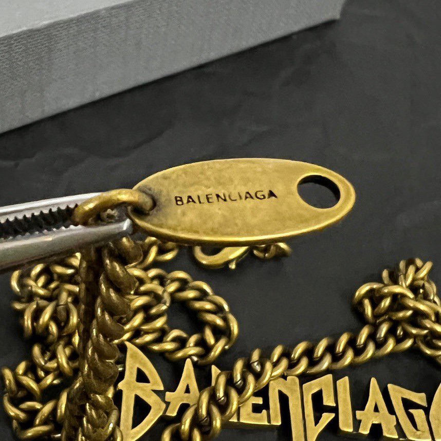 【】原单货🔹🔹新品 巴黎世家 项链Balenciaga 做旧款🔹专柜一致 黄铜材质 古金电镀 火爆款出货