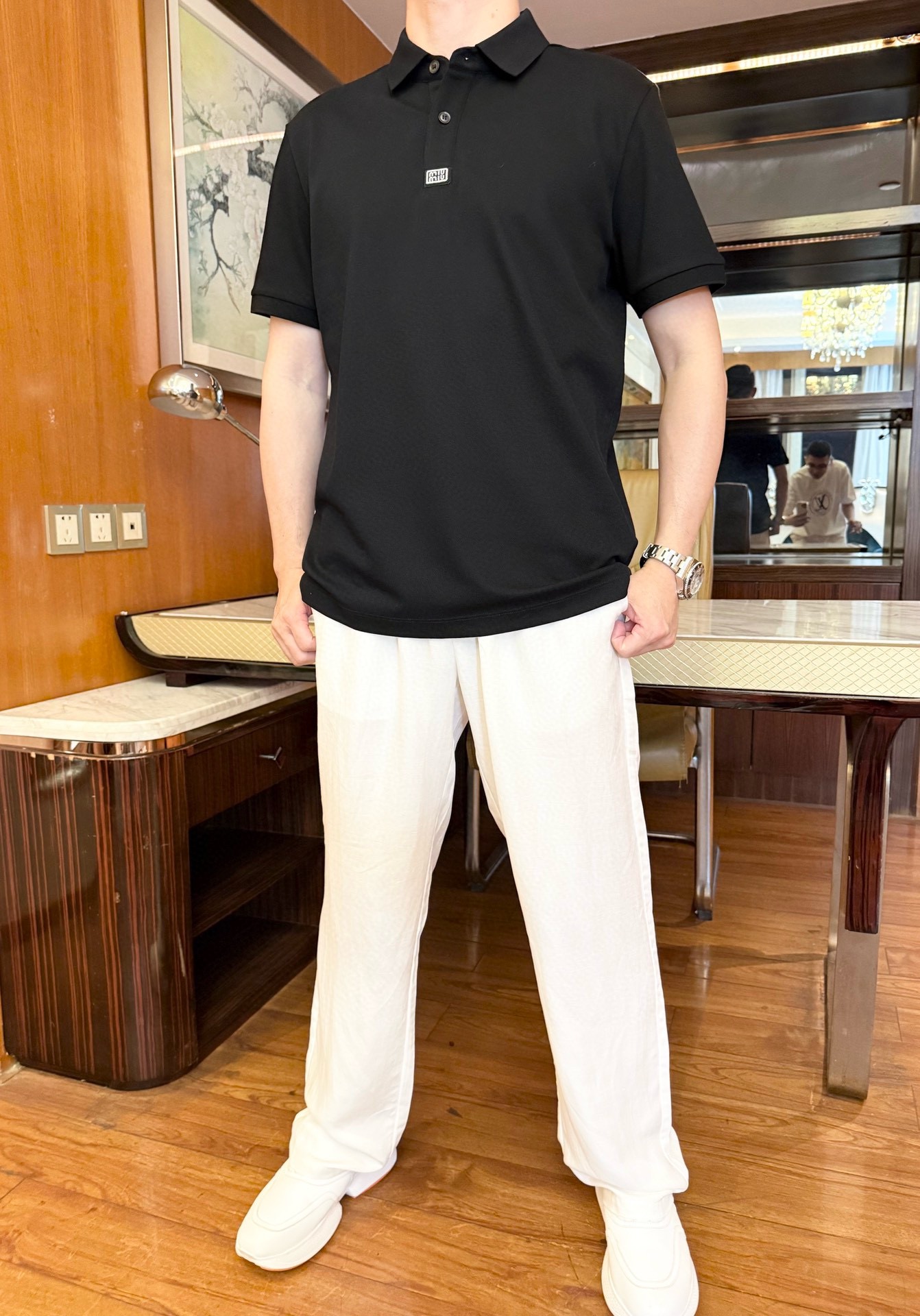 NO:450342,Miumiu-2025 counter latest hot-selling Polo, European and American counters, hot-selling items!  Selected Italian imported fine cotton fabrics with simple and elegant designs, the brand logo on the chest is quite elegant, and there is no need to say much about the effect of the upper body. The number of codes is 48-56 (model 173/130 wears 48, with Hong Kong Lane Crawford gift box packaging), miumiu, alexander wang19860909Miumiu-2025专柜最新爆款Polo出货 欧美专柜热销单品！精选意大利进口精棉面料搭配简约大方的设计,胸口的品牌标志相当彰显雅致 上身效果不用多说.码数48-56（模特173/130穿48、配香港连卡佛礼盒包装）,,miumiu,alexander wang,Men's clothing