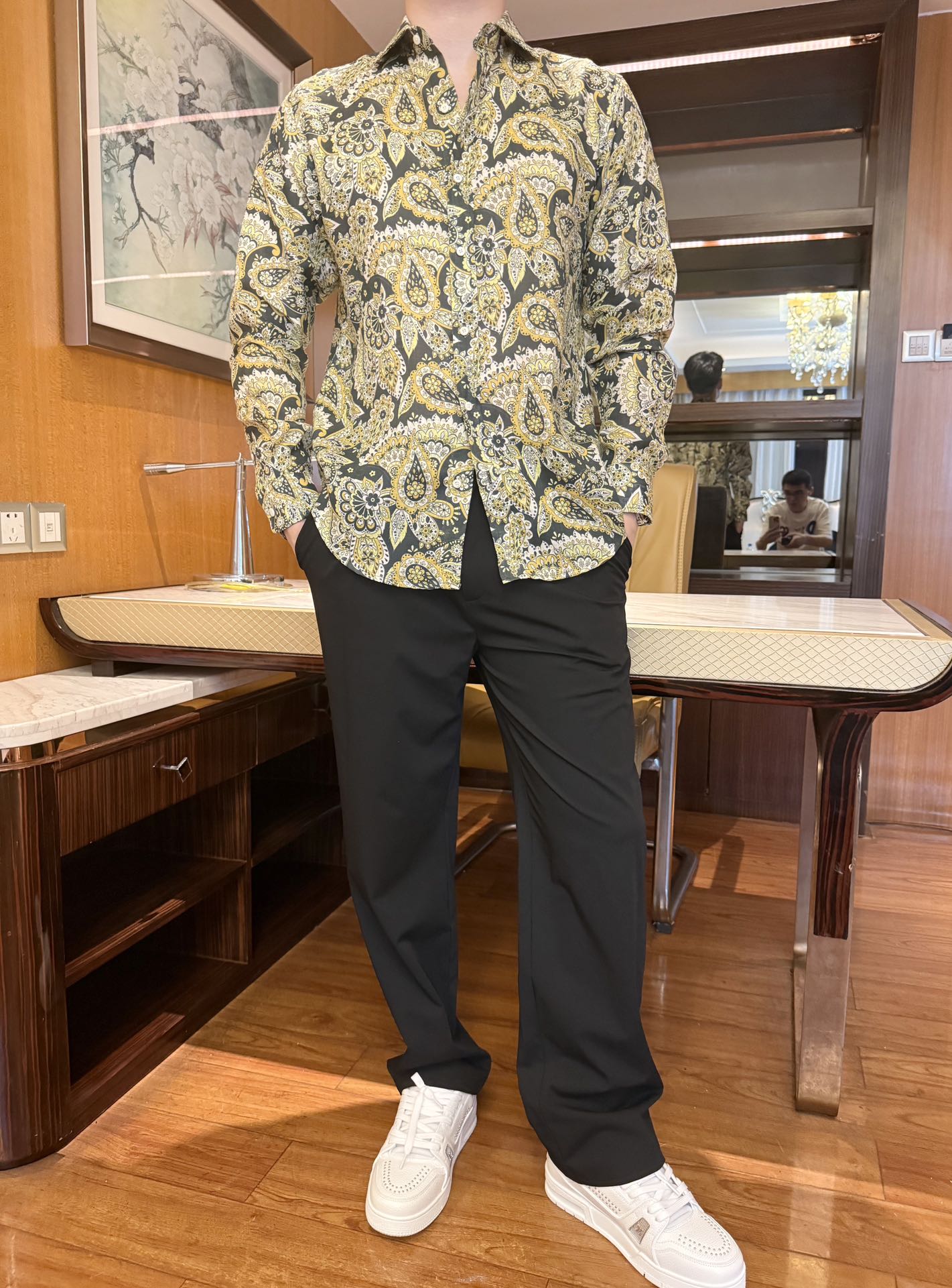 NO:450335,Croxin - Light and blooming Oriental Poetics | Lineage shirt inspired by daisies Unlocks the new Chinese aesthetics in summer When the afternoon sun penetrates the ramie fiber, fine flower shadow totems will fall on the ground. It is made of linen fabric, woven through special craftsmanship, with a soft touch and natural wrinkle, making it look simple and natural. 120 double-strand linen yarns have been washed three times to present the matte texture of the old days. Code M-3XL (model 180/140 wears 50, with Hong Kong Lane Crawford gift box packaging), chrome hearts,shirts,alexander wang19860909克罗心-轻盈绽放的东方诗学｜以雏菊为设计灵感的亚麻衬衫 解锁夏日新中式美学 当午后阳光穿透苎麻纤维,地面会落下细密的花影图腾. 采用亚麻面料,经过特殊工艺色织而成,手感柔软且带有自然的皱感,显得质朴而天然. 120支双股亚麻纱线经过三次酵素洗处理,呈现出旧时光浸润的雾面质感.码数M-3XL（模特180/140穿50,配香港连卡佛礼盒包装）,,chrome hearts,shirts,alexander wang,Men's clothing