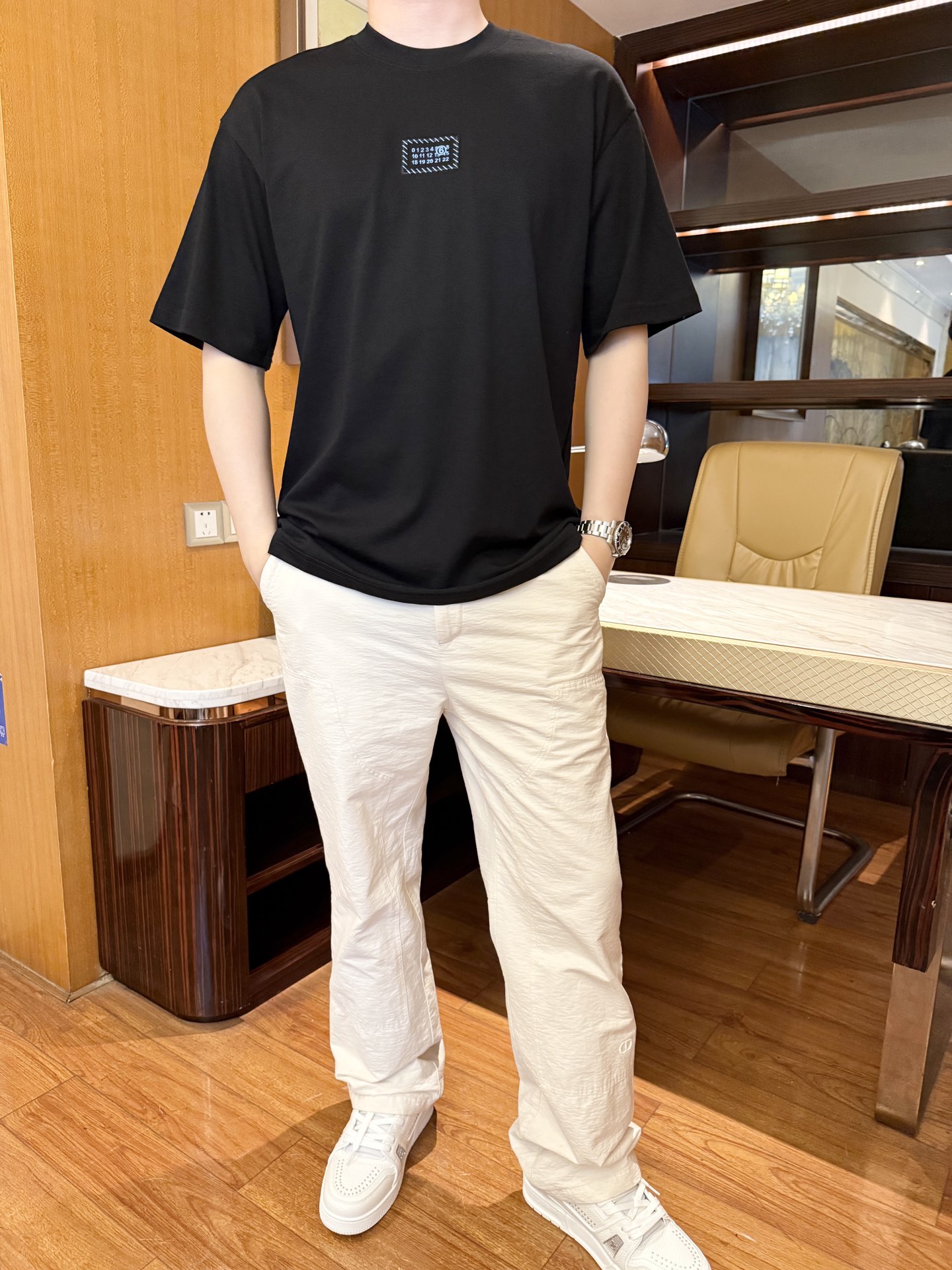 NO:450313,Majila-2025 counter latest hot T-shirt shipment, hot-selling items in European and American counters!  Selected Italian imported fine cotton fabrics with the latest design, the unique brand logo on the chest highlights fashion, and the upper body effect can be seen. Number of codes 48-56 (model 180/140 wears 48, with Hong Kong Lane Crawford gift box packaging),,masion margiela,tees,t-shirt,alexander wang19860909马吉拉-2025专柜最新爆款T恤出货 欧美专柜热销单品！精选意大利进口精棉面料搭配最新的设计,胸前的独特品牌标志彰显时尚 上身效果看得见.码数48-56（模特180/140穿48,配香港连卡佛礼盒包装）,,masion margiela,tees，t-shirt,alexander wang,Men's clothing