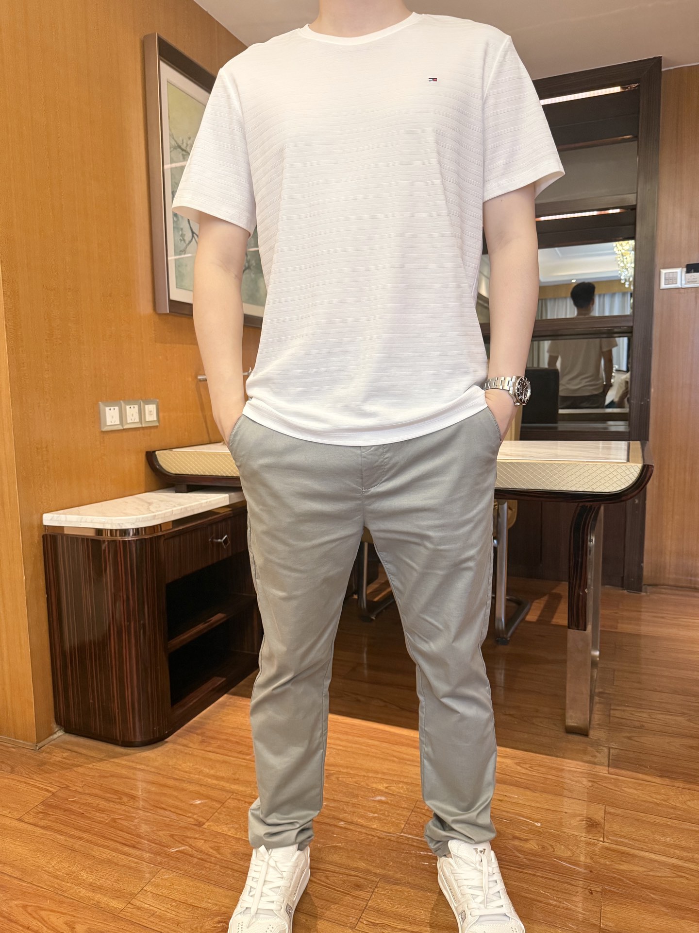 NO:450317,Tommy-2025 counter latest hot T-shirt shipment, hot-selling items in European and American counters!  Selected Italian imported fine cotton fabrics with the latest design, the unique brand logo on the chest highlights fashion, the upper body effect can be seen. Number of codes 48-56 (model 180/140 wears 50, with Hong Kong Lane Crawford gift box packaging), tees, t-shirt, alexander wang19860909汤米-2025专柜最新爆款T恤出货 欧美专柜热销单品！精选意大利进口精棉面料搭配最新的设计,胸前的独特品牌标志彰显时尚 上身效果看得见.码数48-56（模特180/140穿50,配香港连卡佛礼盒包装）,,tees，t-shirt,alexander wang,Men's clothing