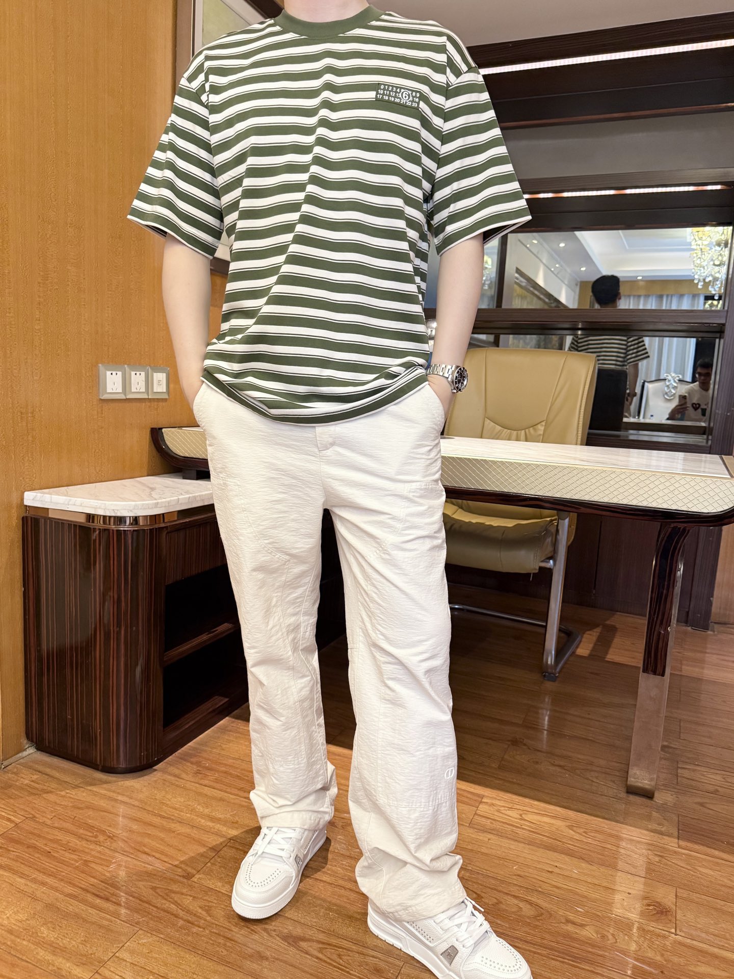 NO:450321,Majila-2025 counter latest hot T-shirt shipment, hot-selling items in European and American counters!  Selected Italian imported fine cotton fabrics with the latest design, the unique brand logo on the chest highlights fashion, and the upper body effect can be seen. Number of codes 48-56 (model 180/140 wears 48, with Hong Kong Lane Crawford gift box packaging),,masion margiela,tees,t-shirt,alexander wang19860909马吉拉-2025专柜最新爆款T恤出货 欧美专柜热销单品！精选意大利进口精棉面料搭配最新的设计,胸前的独特品牌标志彰显时尚 上身效果看得见.码数48-56（模特180/140穿48,配香港连卡佛礼盒包装）,,masion margiela,tees，t-shirt,alexander wang,Men's clothing