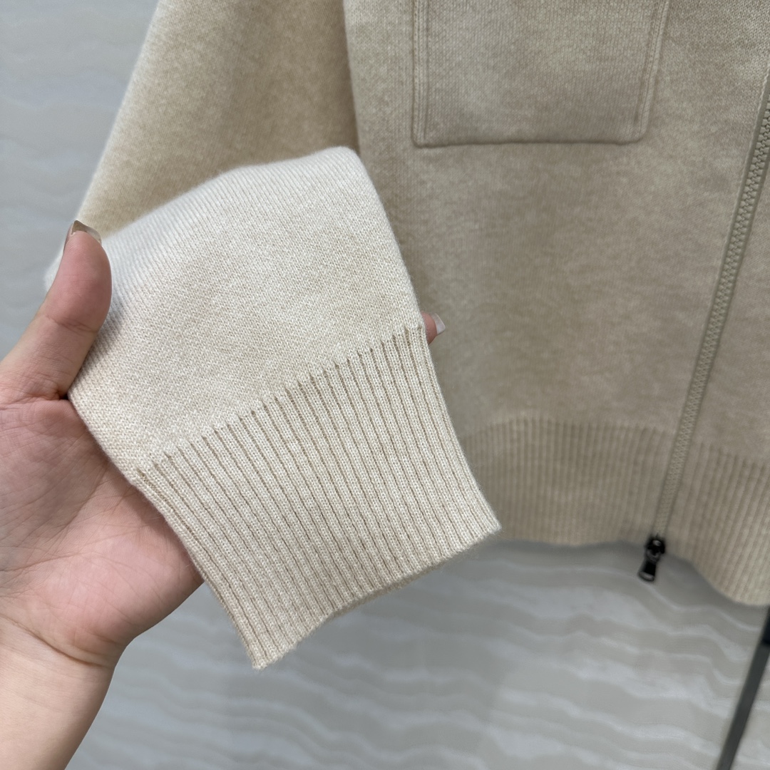 独家首发🍒高端原单品质！行走的高定，BC针织羊绒外套！优雅惬意气质中高领双开拉链设计。进口96羊绒纱线1