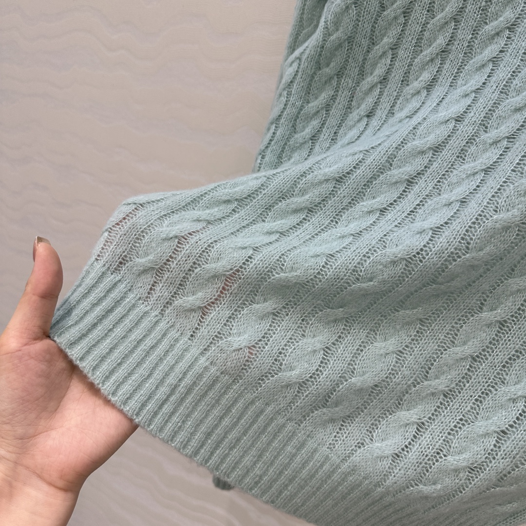 独家首发🍒高端原单品质！行走的高定 Bc闪耀银丝羊绒毛衣！经典圆领进口拉毛绒纱线轻盈软糯。18针瑞士机织