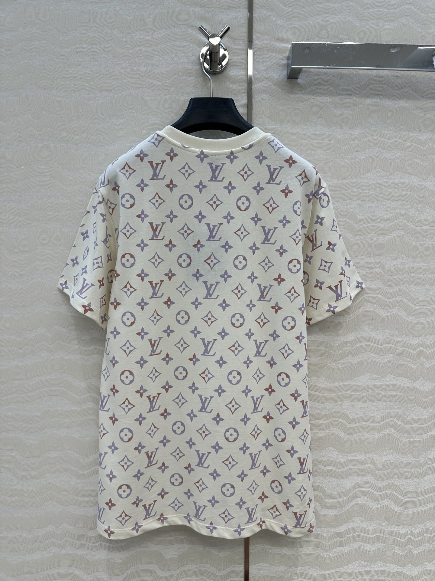 Stylish Monogram Logo T-shirt with Custom Metal Chain Decorations - 图片 9