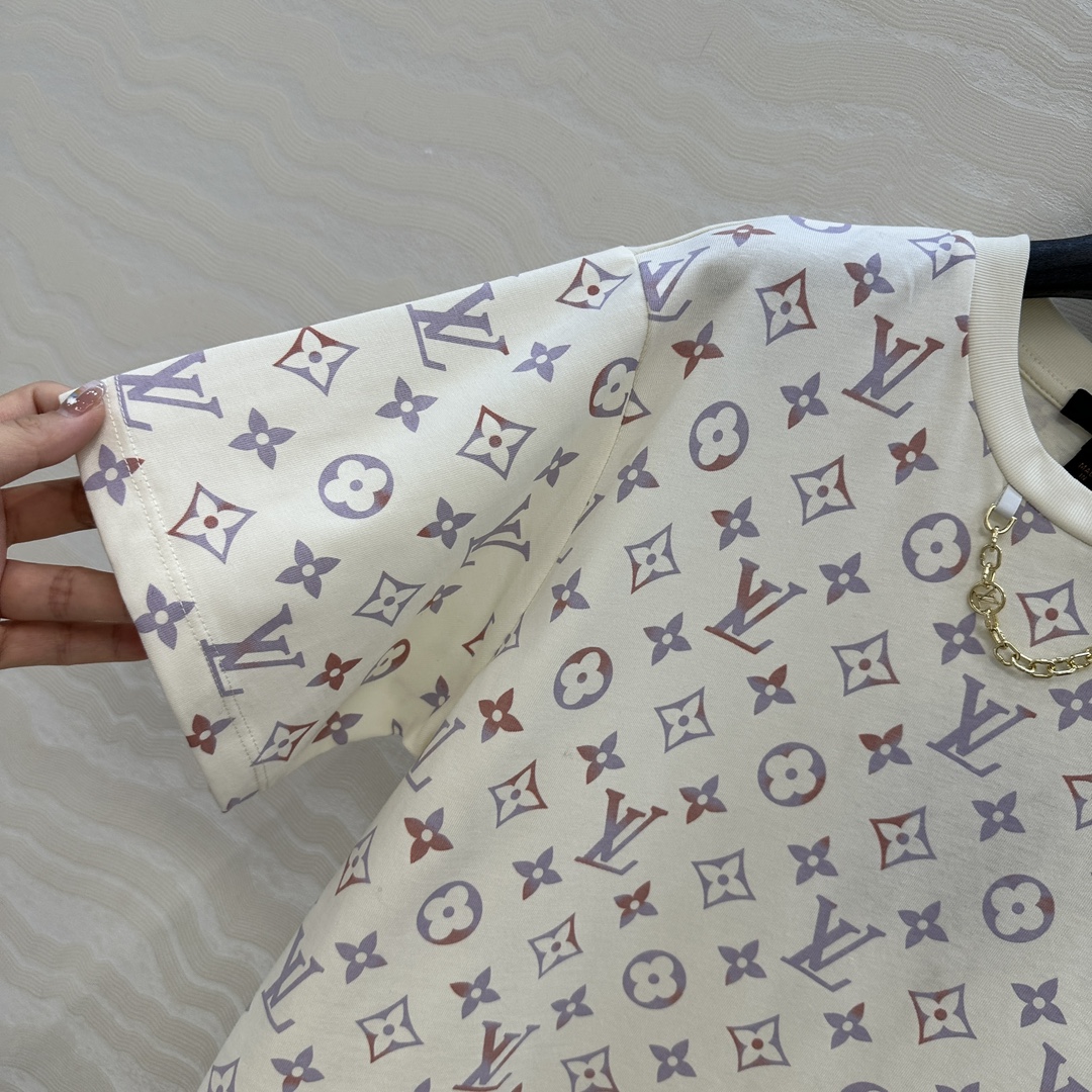 Stylish Monogram Logo T-shirt with Custom Metal Chain Decorations - 图片 4