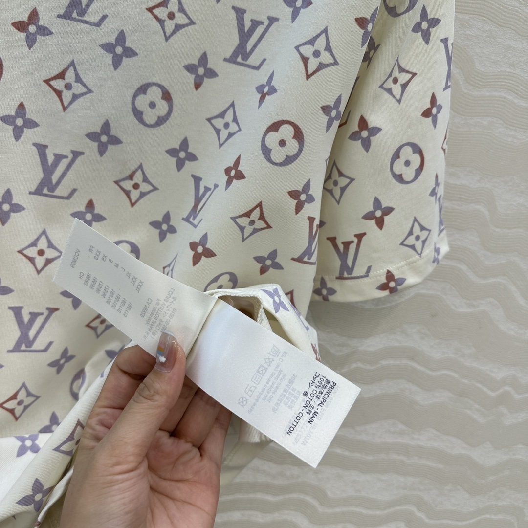 Stylish Monogram Logo T-shirt with Custom Metal Chain Decorations - 图片 8