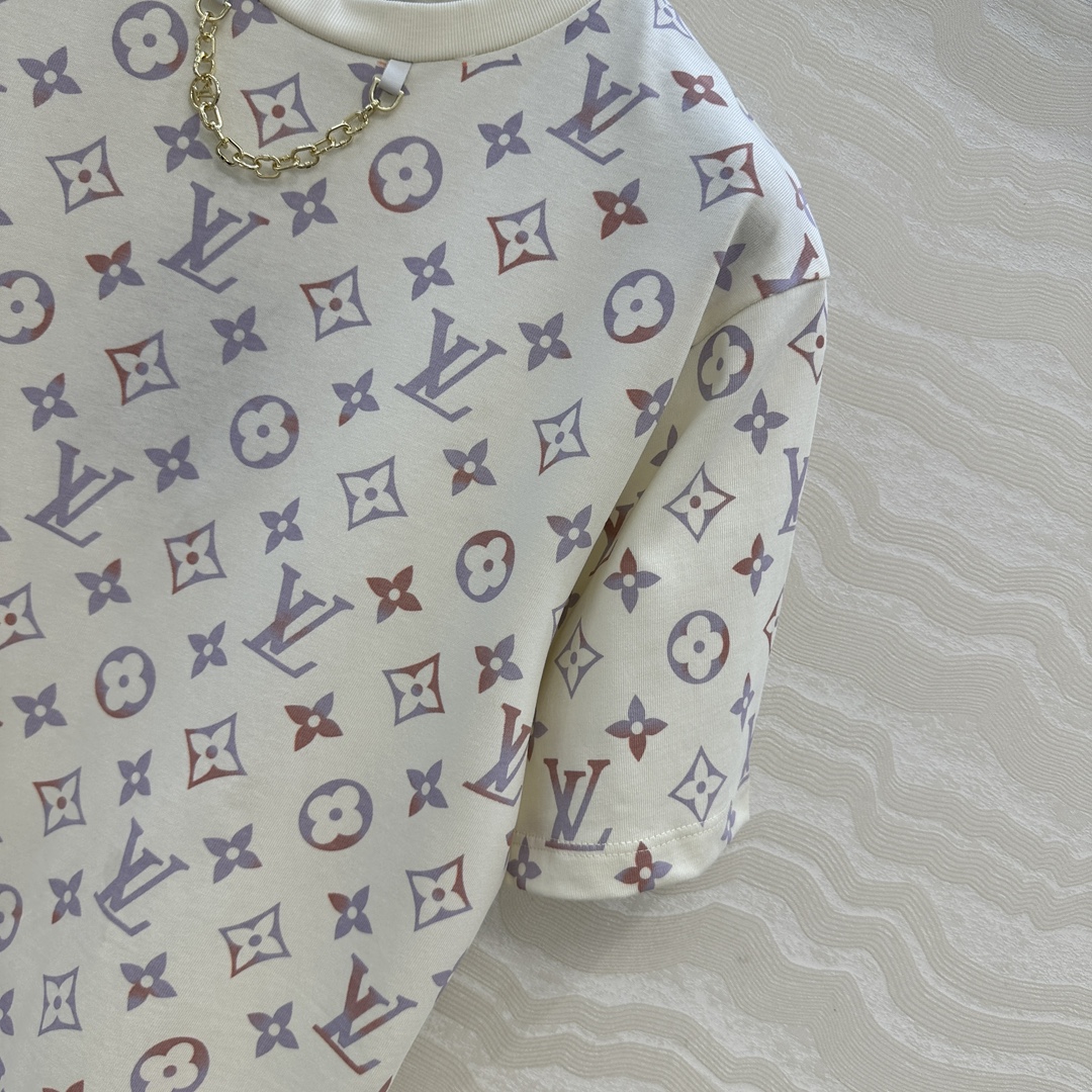 Stylish Monogram Logo T-shirt with Custom Metal Chain Decorations - 图片 3