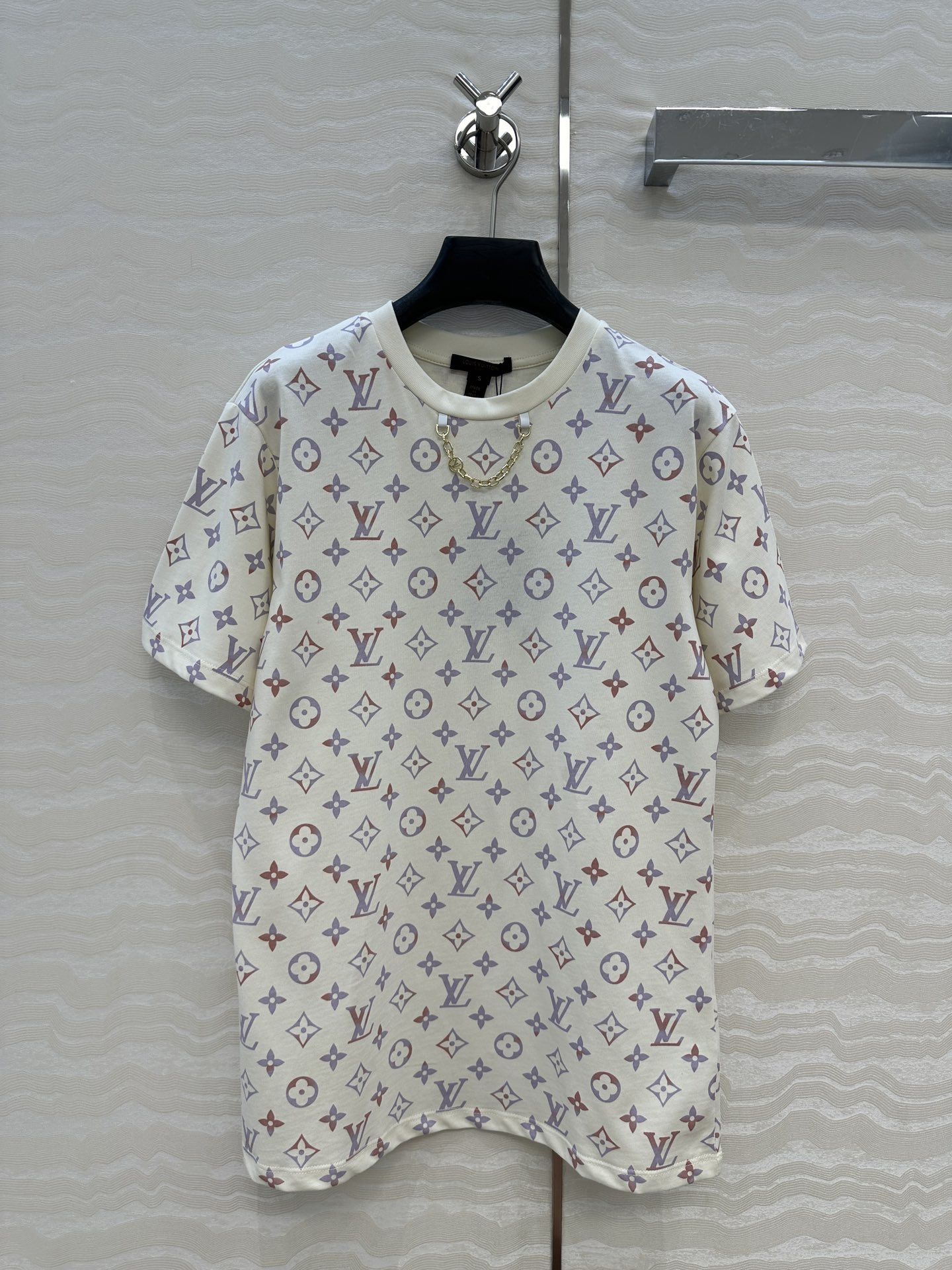 Stylish Monogram Logo T-shirt with Custom Metal Chain Decorations - 图片 1