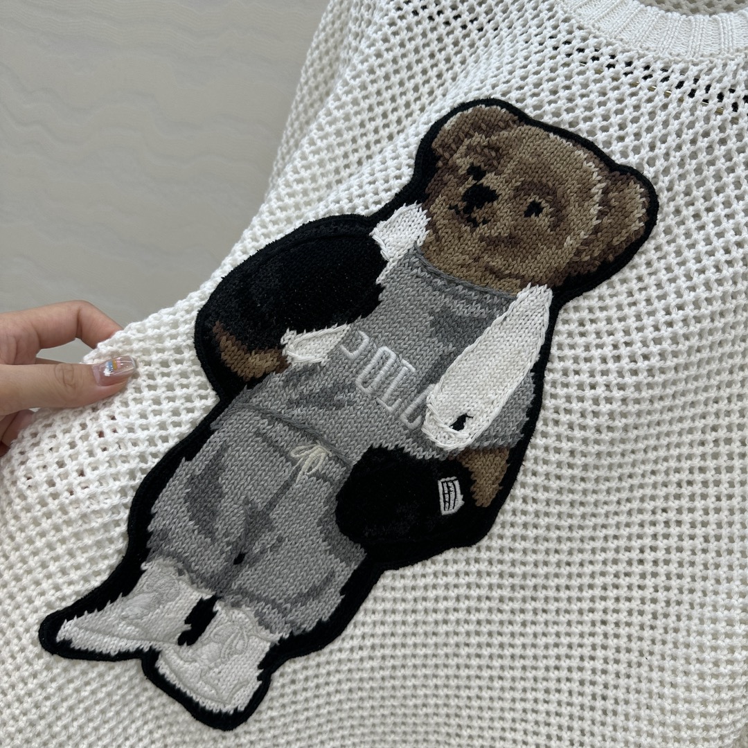 独家首发❤️原单品质❤️浓郁美式风，运动小熊手勾图案黑色缕空勾花气衣。！经典H宽松版型两侧开叉设计！品质