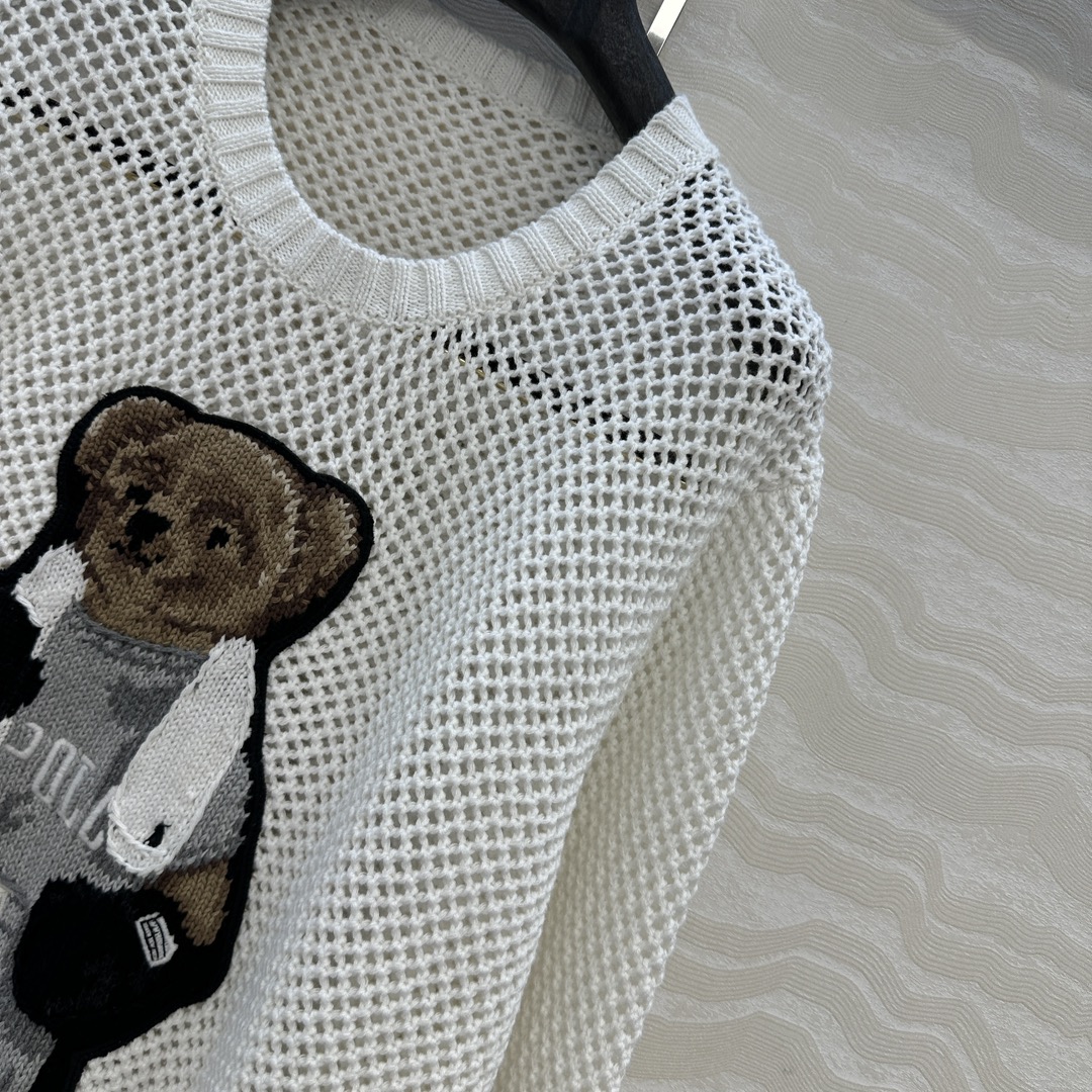 独家首发❤️原单品质❤️浓郁美式风，运动小熊手勾图案黑色缕空勾花气衣。！经典H宽松版型两侧开叉设计！品质