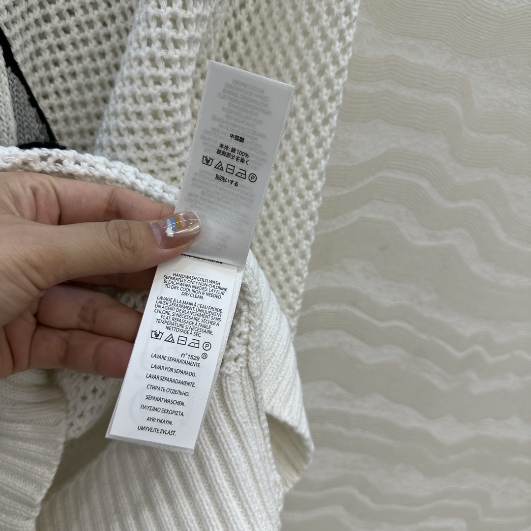 独家首发❤️原单品质❤️浓郁美式风，运动小熊手勾图案黑色缕空勾花气衣。！经典H宽松版型两侧开叉设计！品质