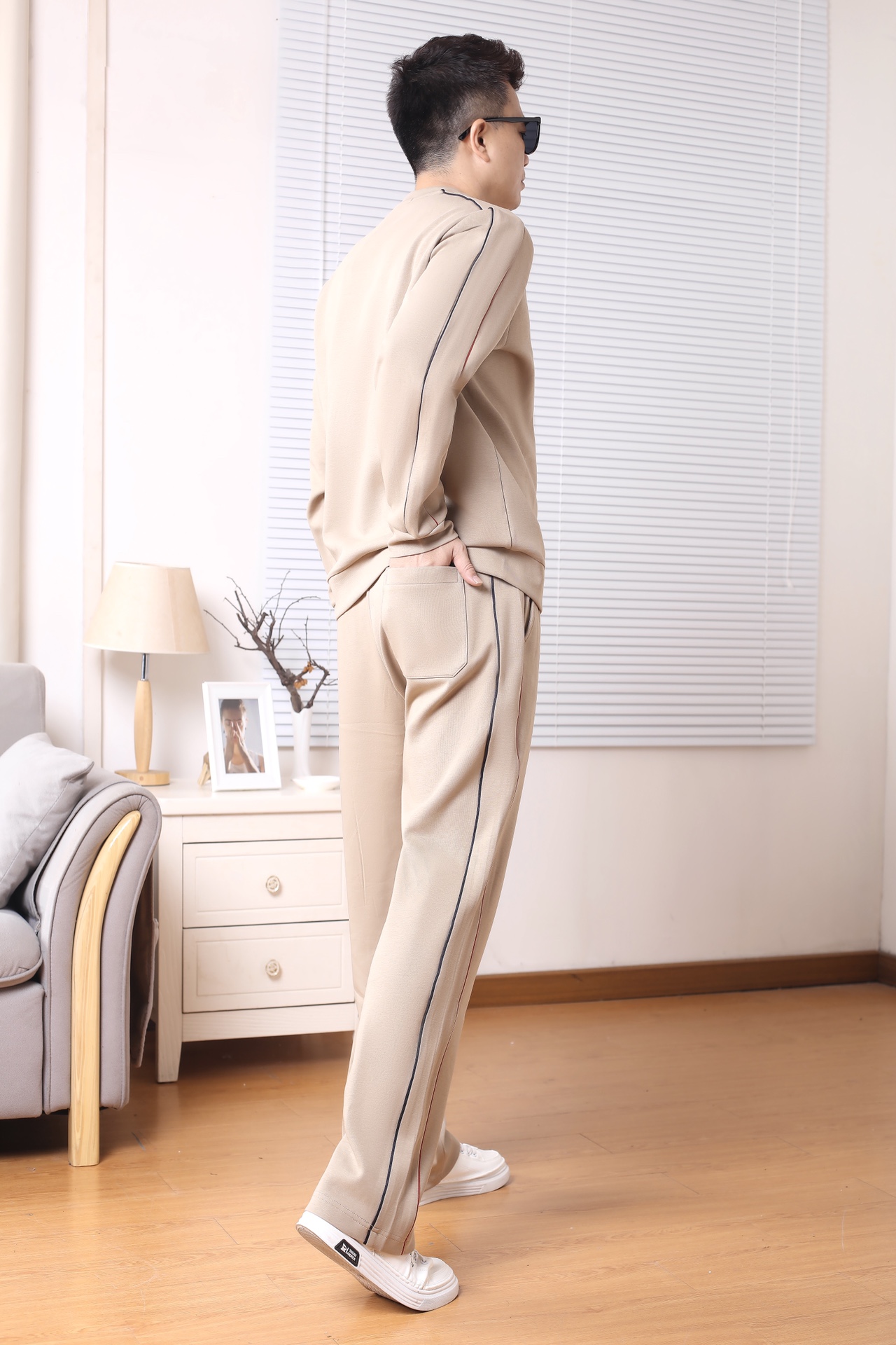 High-End Urban Leisure Suit with Collage Design and Fine Gold Details - 图片 9