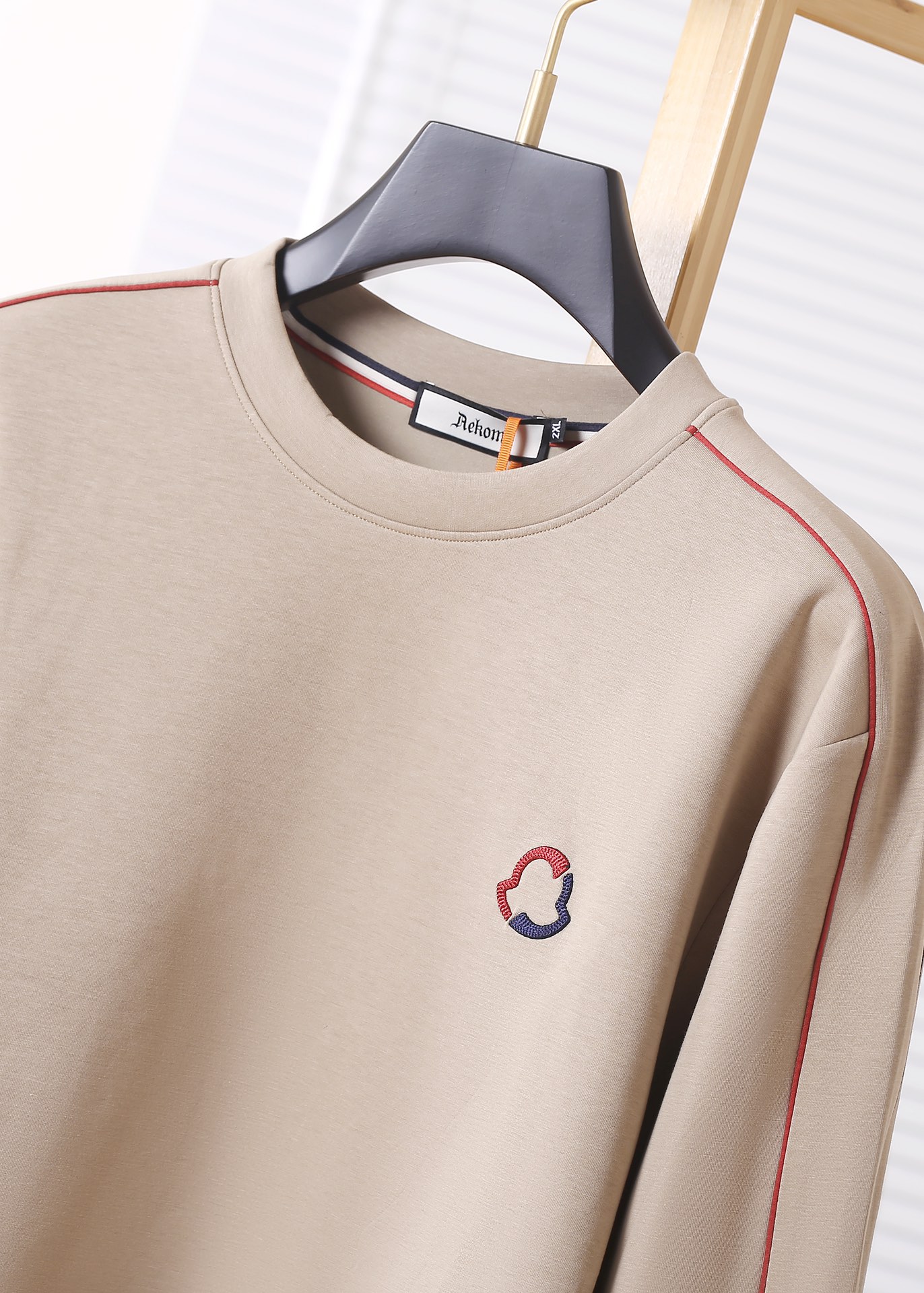 High-End Urban Leisure Suit with Collage Design and Fine Gold Details - 图片 4