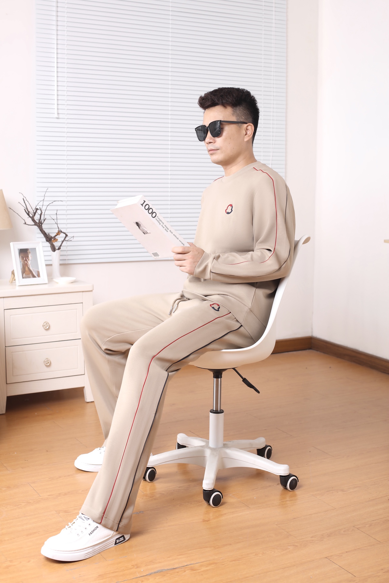 High-End Urban Leisure Suit with Collage Design and Fine Gold Details - 图片 5