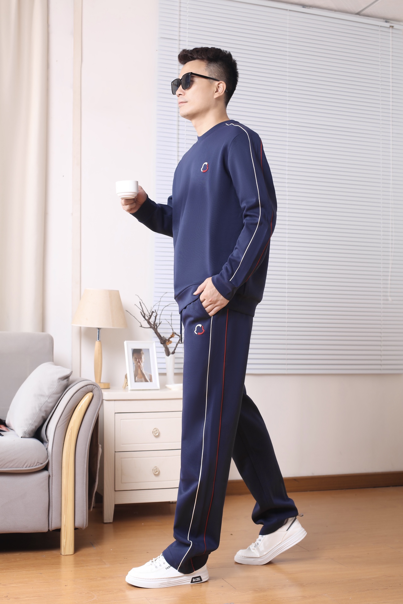 High-End Urban Leisure Suit with Collage Design and Fine Gold Details - 图片 2