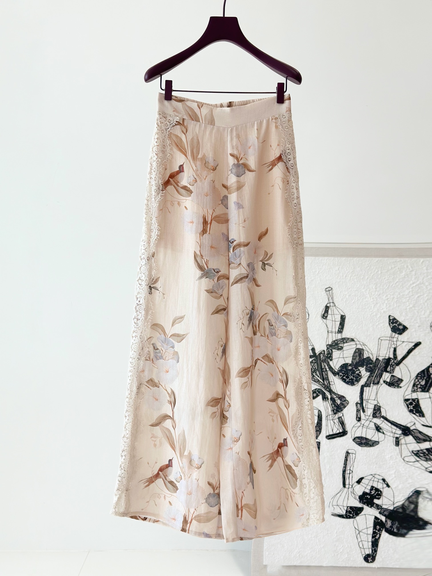 “Zimmermann Summer Collection: Custom-Made Originals with Laced Shirts and Loose-Fit Pants” - 图片 1
