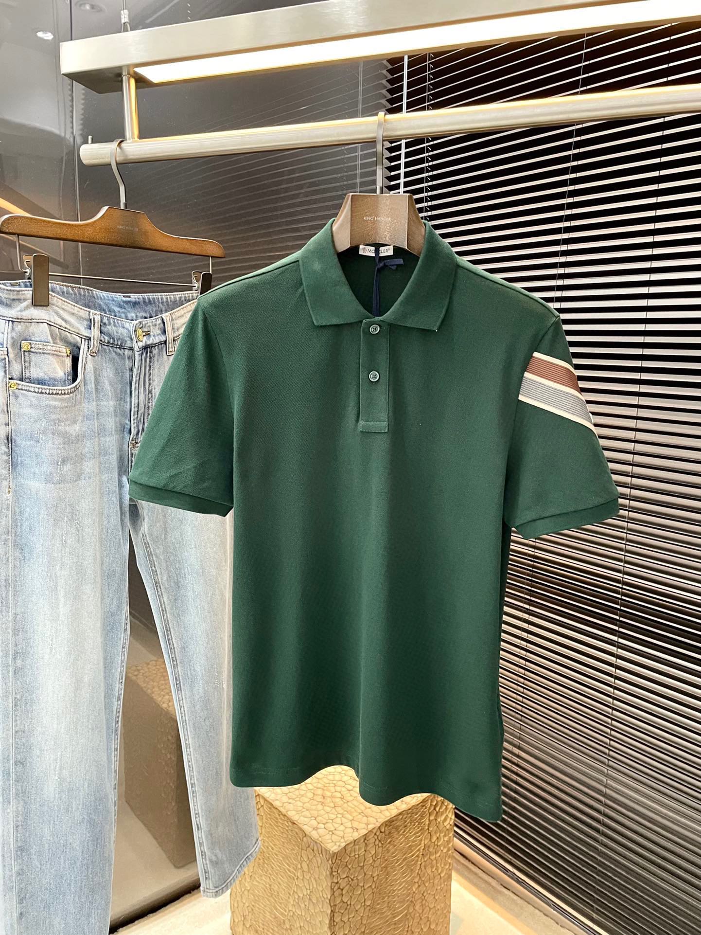 NO:450463,P Moncher- (Monk) The latest Polo short-sleeved spring and summer 2025. This Polo shirt is made of cotton beaded floor fabric. The sleeves are decorated with three-color trim and the iconic Mengjia logo. The shell buttons are engraved with Mengjia English letters. The three logos are complete and the timeless design is suitable for all seasons. Highly recommended!  Color Black White Military Green Number of S M L XL, Moncler, T-shirt,alexander wang19860909P  Moncher-（蒙口）2025年春夏最新款Polo短袖,这款Polo衫采用棉质珠地面料制作而成,衣袖上饰有三色饰边及标志性蒙家标识,贝壳纽扣刻有蒙家英文字母,三标齐全,隽永设计适合各种季节.强烈推荐！颜色 黑色 白色 军绿色 码数 S M L XL,,Moncler,T-shirt,alexander wang,Men's clothing