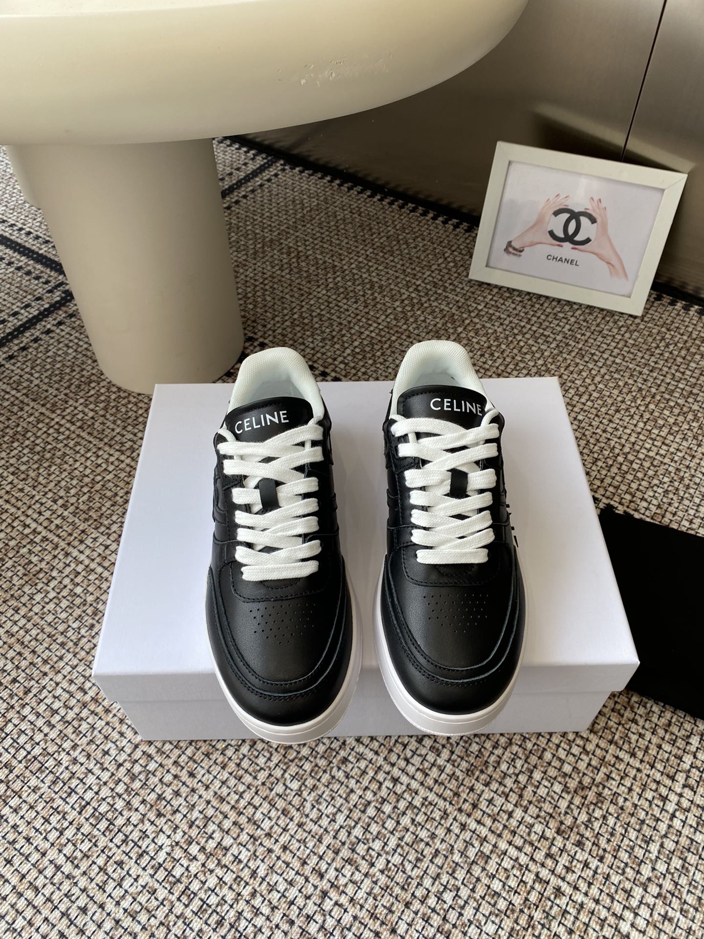 NO:511891,CELINE 25ss latest Block series Lace-up women's casual sneakers TRIOMPHE leather patches instantly inject fresh and soft charm into this BLOCK sneakers, and love them. When paired, it is so easy to control. Whether it is flared jeans, skirts or dresses, it can be easily controlled, adding unique charm to your look and making you become a fashion expert in seconds. Imported cowhide upper, original breathable net, outsole, original rubber outsole, size 35-40 (customized for 40), casual shoes/sports, celine, celine, sneakers, skirts, jeans, cowhide19860909CELINE 赛琳 25ss最新 Block系列 系带 厚底女款 休闲运动鞋 TRIOMPHE 皮革贴饰,瞬间给这款 BLOCK 运动鞋注入了清新柔美的魅力,爱了爱了.搭配起来那叫一个随心所欲,无论是喇叭牛仔裤、半身裙还是连衣裙,它都能轻松驾驭,为你的造型增添别致魅力,让你秒变时尚达人 鞋面进口牛皮 内里原版透气网里 大底原版橡胶大底 码数35-40（40定做）,休闲鞋/运动鞋,celine,celine,sneakers,skirts,jeans,cowhide,Women's Shoes