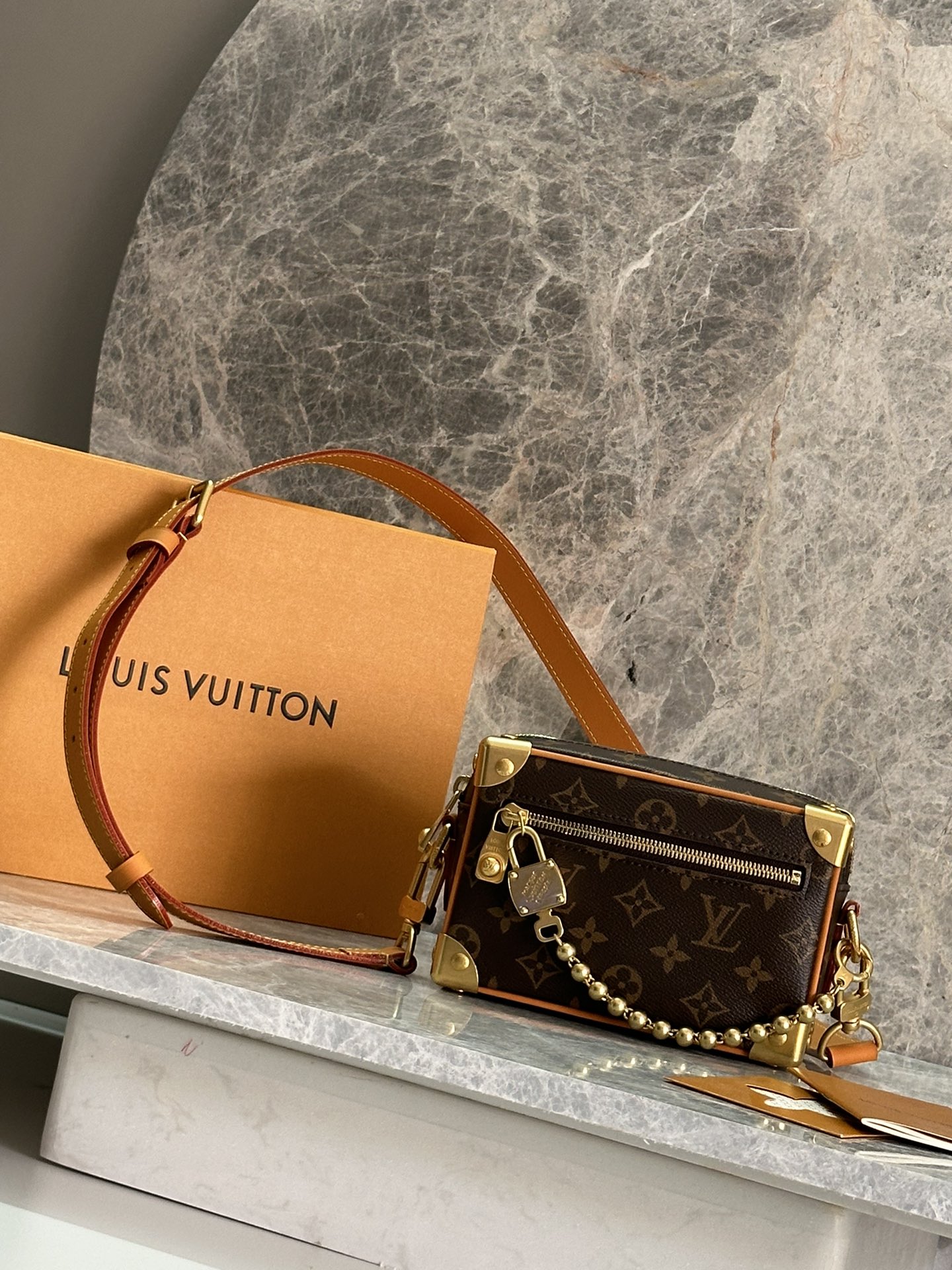 NO:557501,P 163 Changing Chip, [Top Original Order M14729] This Mini Soft Trunk handbag combines Monogram coated canvas and cow leather trim, and is paired with a Yingze bead chain. The new detachable padlock is hand-engraved with the Louis Vuitton Marque Déposée logo, and the metallic beaded zipper pull is the finishing touch. 13 x 8 x 18.5 cm (H x W x  length), LV [top original order], louis vuitton, louis vuitton, cowhide19860909P 163变吗芯片,【顶级原单 M14729】本款 Mini Soft Trunk 手袋糅合 Monogram 涂层帆布和牛皮革饰边,再搭配莹泽珠链.崭新可拆卸挂锁工致镂刻 Louis Vuitton Marque Déposée 标识,金属质感珠饰拉链头点睛细节.13 x 8 x 18.5 厘米 (高 x 宽 x 长度),LV【顶级原单】,louis vuitton,louis vuitton,cowhide,Bag