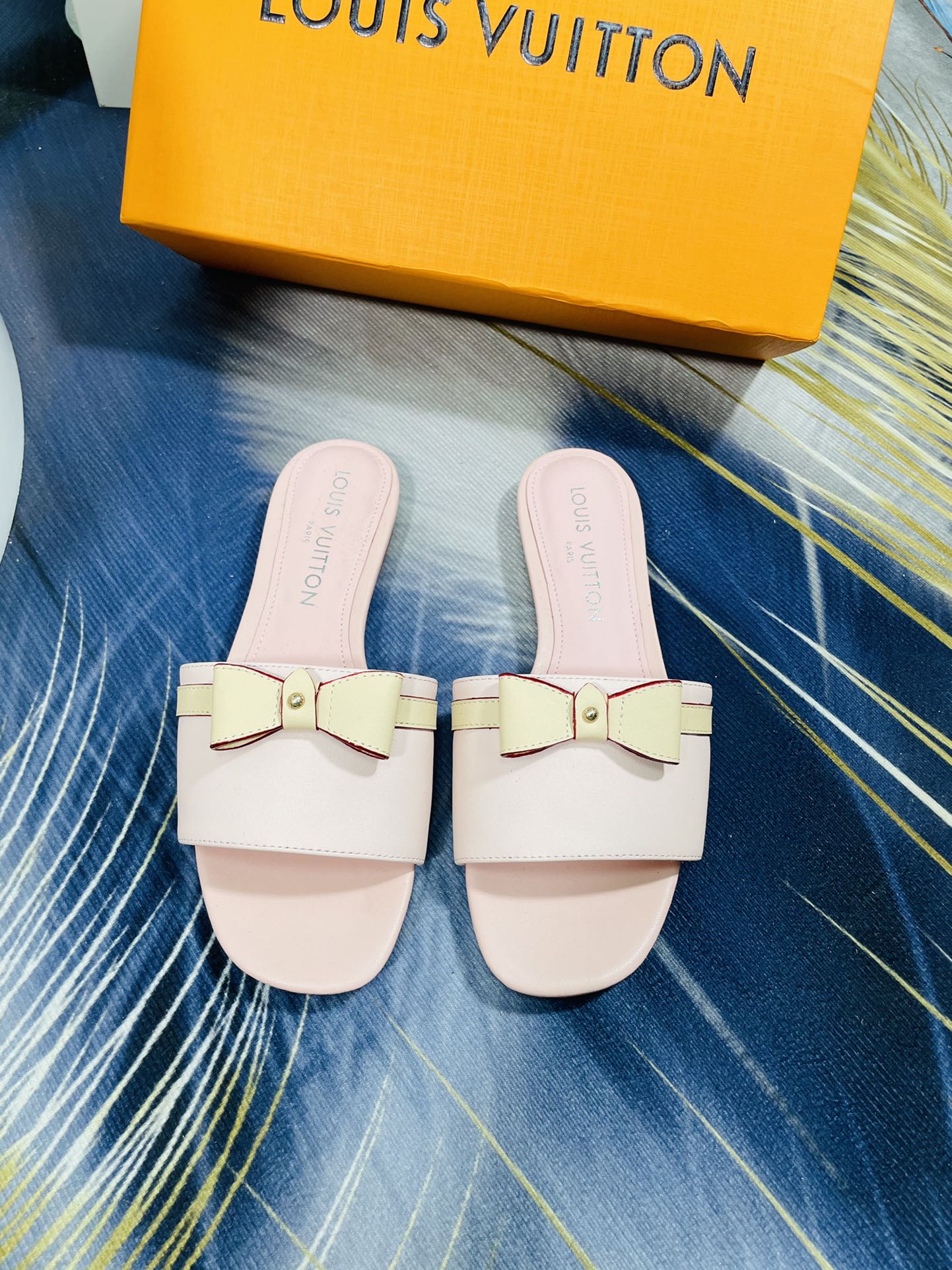 NO:437144,[Flat Sole] High-version The new Tang Sancai bow series of counter synchronous counters, full set of packaging, welcome to compare, mold opening LOg fasteners, A-grade calfskin 5D color printing, counter red edge paint, clear color without fading, strong three-dimensional sense. Feel comfortable, full sheepskin inside the foot pad. Italian imported logo genuine leather sole, perfect design, creating the most beautiful item. Size 35-40 (41 customized) 7 colors, slippers, slippers, cowhide, sheepskin19860909【平底】 高版本 专柜同步專櫃新款唐三彩蝴蝶结系列新色, 全套包装,欢迎对比,开模LOg扣件,A级小牛皮5D彩印,专柜红色边漆 ,颜色清晰不掉色,立体感强.脚感舒适,垫脚内里全羊皮.意大利进口logo真皮鞋底 ,完美设计 ,打造最美单品.码数35-40(41定做)7色入,拖鞋,slippers,cowhide,sheepskin,Women's Shoes