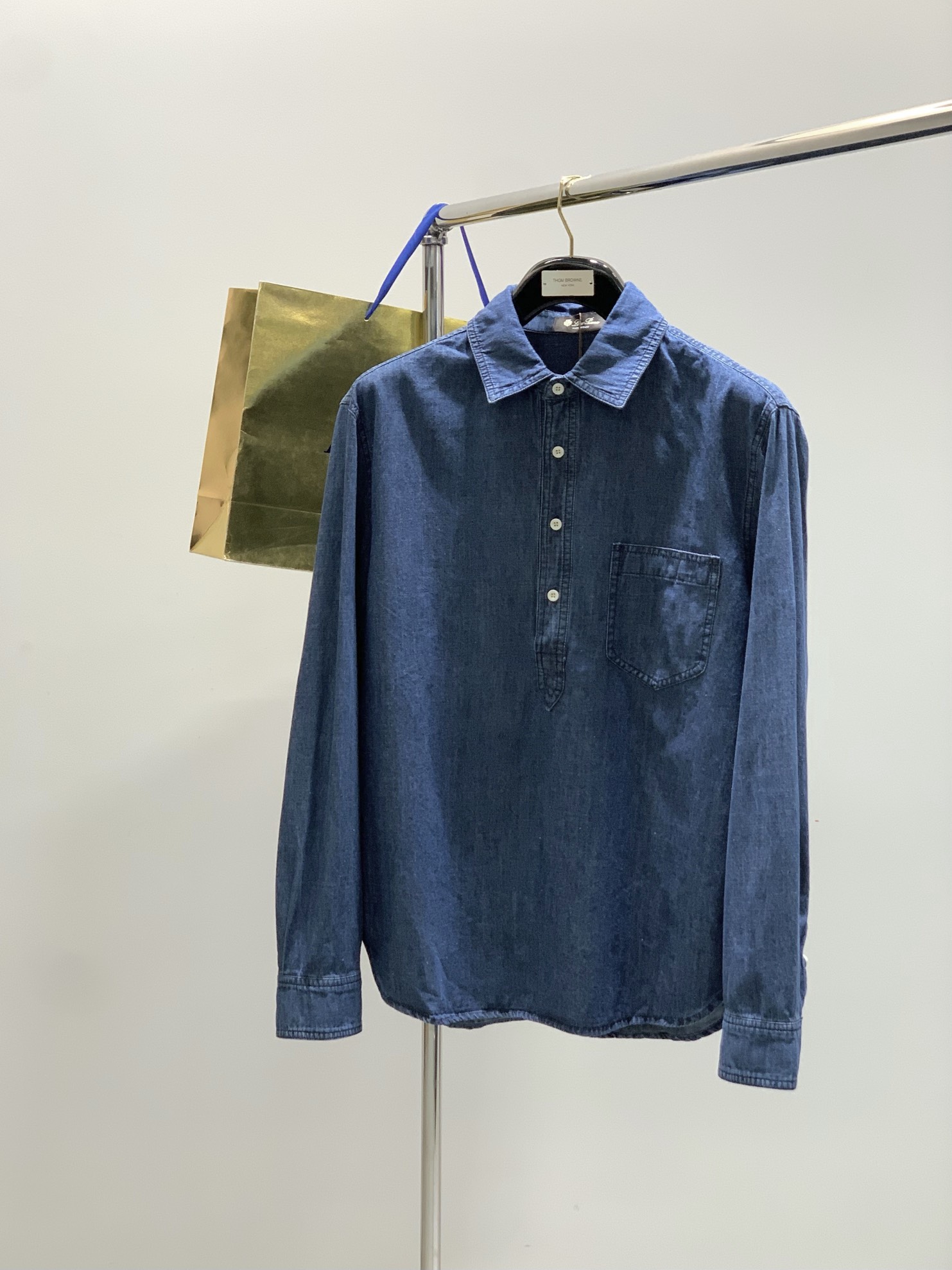 NO:458325,,LP (Loro Piana), the latest autumn product, available at the same time for counters, original singles, fashionable and casual denim long-sleeved pullover shirt, using imported original fabric, top-grade printed craft letter pattern decorative logo, extremely high-end, comfortable and versatile, and full of handsome upper body!  Size S-XL Size SML XL Clothes Length 72.574.576.578.5 Bust 118122126130 Shoulder width 4849.350.651.9 Hem 1121116120124,,loro piana,loro piana,shirts,alexander wang19860909,LP(Loro Piana ),秋季最新品,专柜同步有售,原单狠货,时尚休闲牛仔长袖套头衬衫,采用进口原版面料,顶级印花工艺字母图案装饰logo,档次极高,舒适百搭,上身帅气十足！码数S-XL 尺码SML XL 衣长72.574.576.578.5 胸围118122126130 肩宽4849.350.651.9 下摆1121116120124,,loro piana,loro piana,shirts,alexander wang,Men's clothing