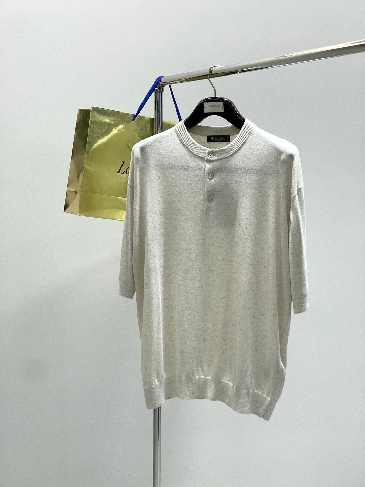 NO:452626,,LP (Loro Piana), the latest summer product, available at the same time for counters, original single product, fashionable and casual round neck knitted short sleeves, imported original fabric, top-grade printing craft letter pattern decorative logo, extremely high-end, comfortable and versatile, and full of handsome upper body!  S-XL, loro piana, loro piana, T-shirt, alexander wang19860909,LP(Loro Piana ),夏季最新品,专柜同步有售,原单狠货,时尚休闲圆领针织短袖,采用进口原版面料,顶级印花工艺字母图案装饰logo,档次极高,舒适百搭,上身帅气十足！码数S-XL,,loro piana,loro piana,T-shirt,alexander wang,Men's clothing