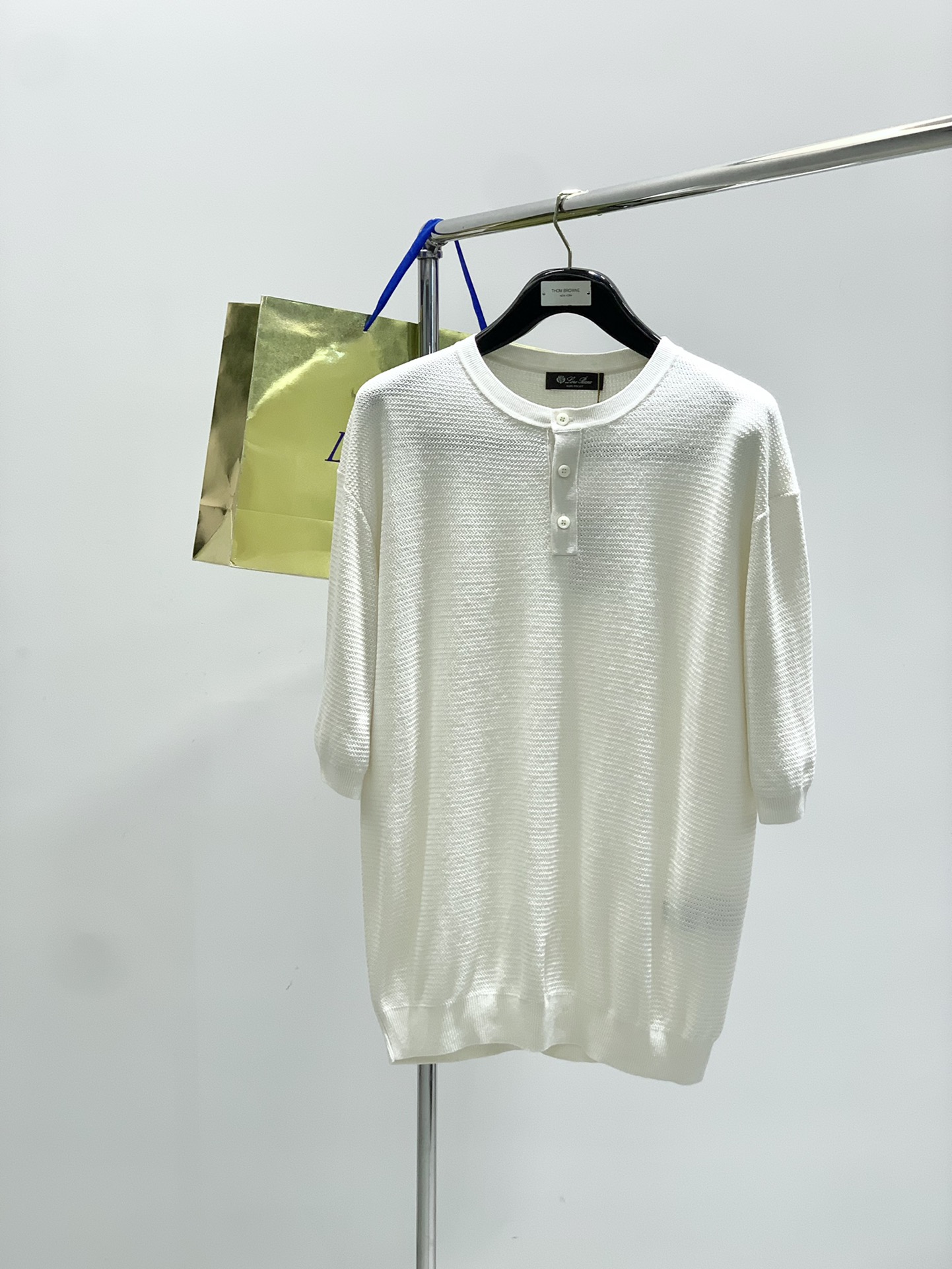 NO:458295,,LP (Loro Piana), the latest summer product, available at the same time for counters, original single product, fashionable and casual round neck knitted short sleeves, imported original fabric, top-grade printing craft letter pattern decorative logo, extremely high-end, comfortable and versatile, and full of handsome upper body!  Size S-L Size SM L Clothes L 666870 Bust 586062 Shoulder width 505254 Sleeve length 272829, loro piana,loro piana,T-shirt,alexander wang19860909,LP(Loro Piana ),夏季最新品,专柜同步有售,原单狠货,时尚休闲圆领针织短袖,采用进口原版面料,顶级印花工艺字母图案装饰logo,档次极高,舒适百搭,上身帅气十足！码数S-L 尺码SM L 衣长666870 胸围586062 肩宽505254 袖长272829,,loro piana,loro piana,T-shirt,alexander wang,Men's clothing