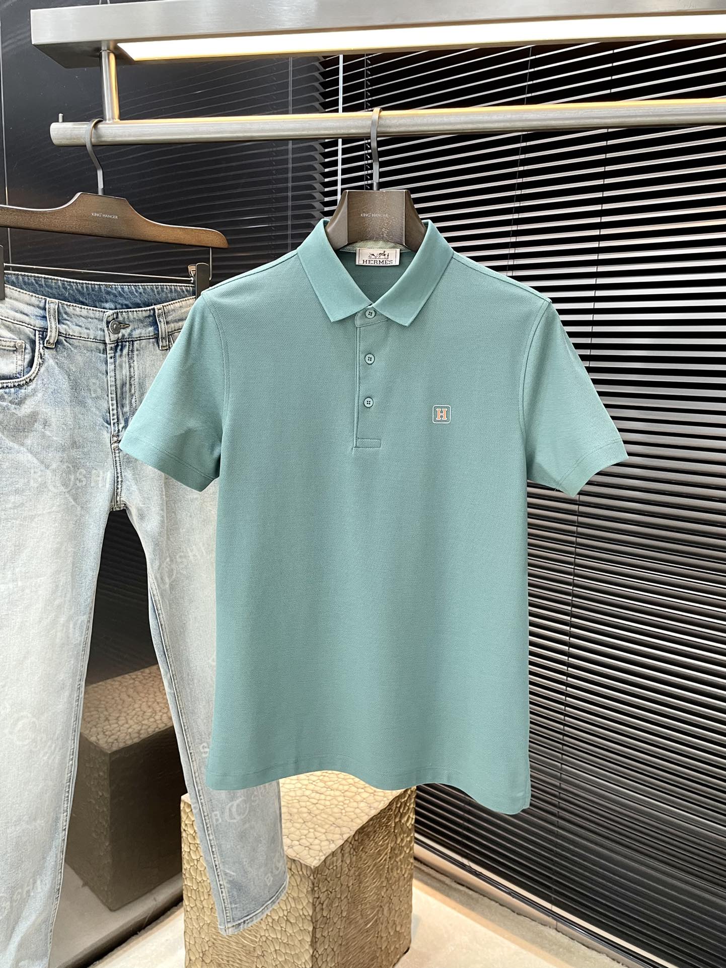 NO:450469,P HERMES (Hermes) 2025 spring and summer latest POLO short sleeves, using the latest cotton fabric, resistant to washing and not fading easily, soft feel and soft and comfortable ingredients. Classic design style, special customization, simple cutting method splicing, reflecting the extraordinary craftsmanship of workers, full of high-end fashion sense!  The style is quite good at casual and versatile. Size M-3XL, hermes, hermes, T-shirt, alexander wang19860909P  HERMES（爱马仕）2025春夏最新款POLO短袖,采用最新棉面料,耐水洗不易掉色,手感柔软、成分柔软舒适 经典设计风格 特殊定制 简单的裁剪方式拼接,体现出工人不凡的工艺,高端时尚感十足！版型相当赞休闲百搭款.尺码 M-3XL,,hermes,hermes,T-shirt,alexander wang,Men's clothing