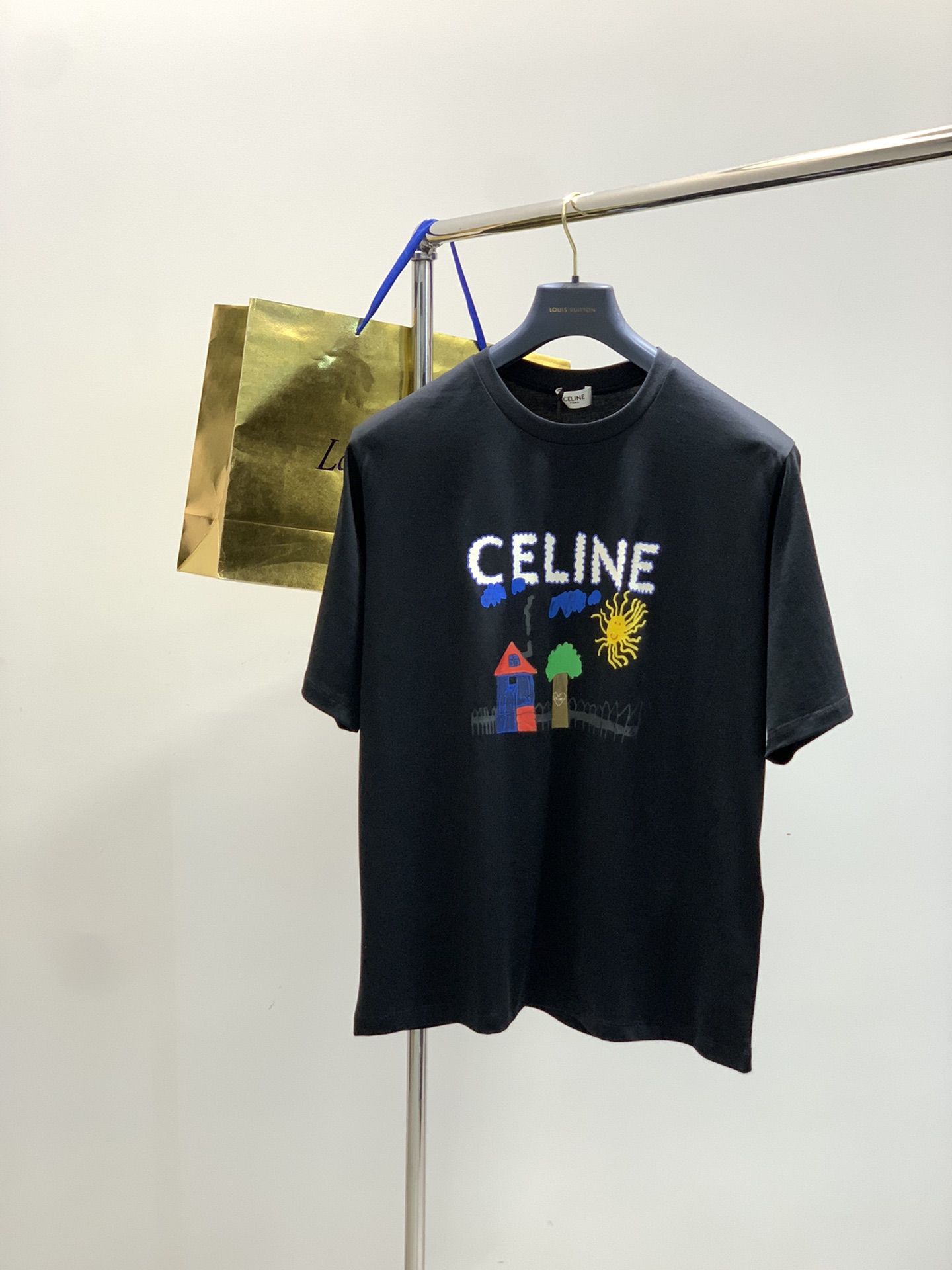 NO:458306,,Celine Celine, new summer products, special counters are available at the same time, original singles, fashionable and casual round neck short-sleeved T-shirt, using imported original fabric, top-grade printed craft letter pattern logo, consistently produced with high specifications, skin-friendly and breathable, ready-to-wear, all textures, fashionable and handsome on the upper body, complete three standards, 3 colors recommended, S-L Size SML Sleeves 686970 Bust 505254 Shoulder width 4748.550 Sleeves 20.52121.5, celine, T-shirt,tees, t-shirt,alexander wang19860909,Celine 瑟琳,夏季新品,专柜同步有售,原单狠货,时尚休闲圆领短袖T恤,采用进口原版面料,顶级印花工艺字母图案logo,一贯的高规格出品,亲肤透气,成衣包括质感都非常好,上身时尚帅气,三标齐全,3色推荐,码数S-L 尺码SML 衣长686970 胸围505254 肩宽4748.550 袖长20.52121.5,,celine,T-shirt,tees，t-shirt,alexander wang,Men's clothing