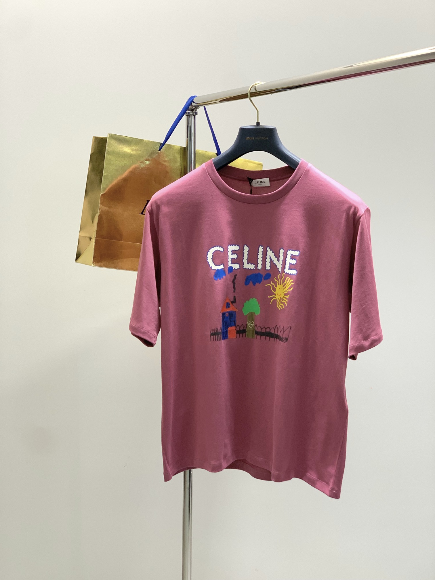 NO:458311,,Celine Celine, new summer products, special counters are available at the same time, original singles, fashionable and casual round neck short-sleeved T-shirt, using imported original fabric, top-grade printed craft letter pattern logo, consistently produced with high specifications, skin-friendly and breathable, ready-to-wear, all textures, fashionable and handsome on the upper body, complete three standards, 3 colors recommended, S-L Size SML Sleeves 686970 Bust 505254 Shoulder width 4748.550 Sleeves 20.52121.5, celine, T-shirt,tees, t-shirt,alexander wang19860909,Celine 瑟琳,夏季新品,专柜同步有售,原单狠货,时尚休闲圆领短袖T恤,采用进口原版面料,顶级印花工艺字母图案logo,一贯的高规格出品,亲肤透气,成衣包括质感都非常好,上身时尚帅气,三标齐全,3色推荐,码数S-L 尺码SML 衣长686970 胸围505254 肩宽4748.550 袖长20.52121.5,,celine,T-shirt,tees，t-shirt,alexander wang,Men's clothing