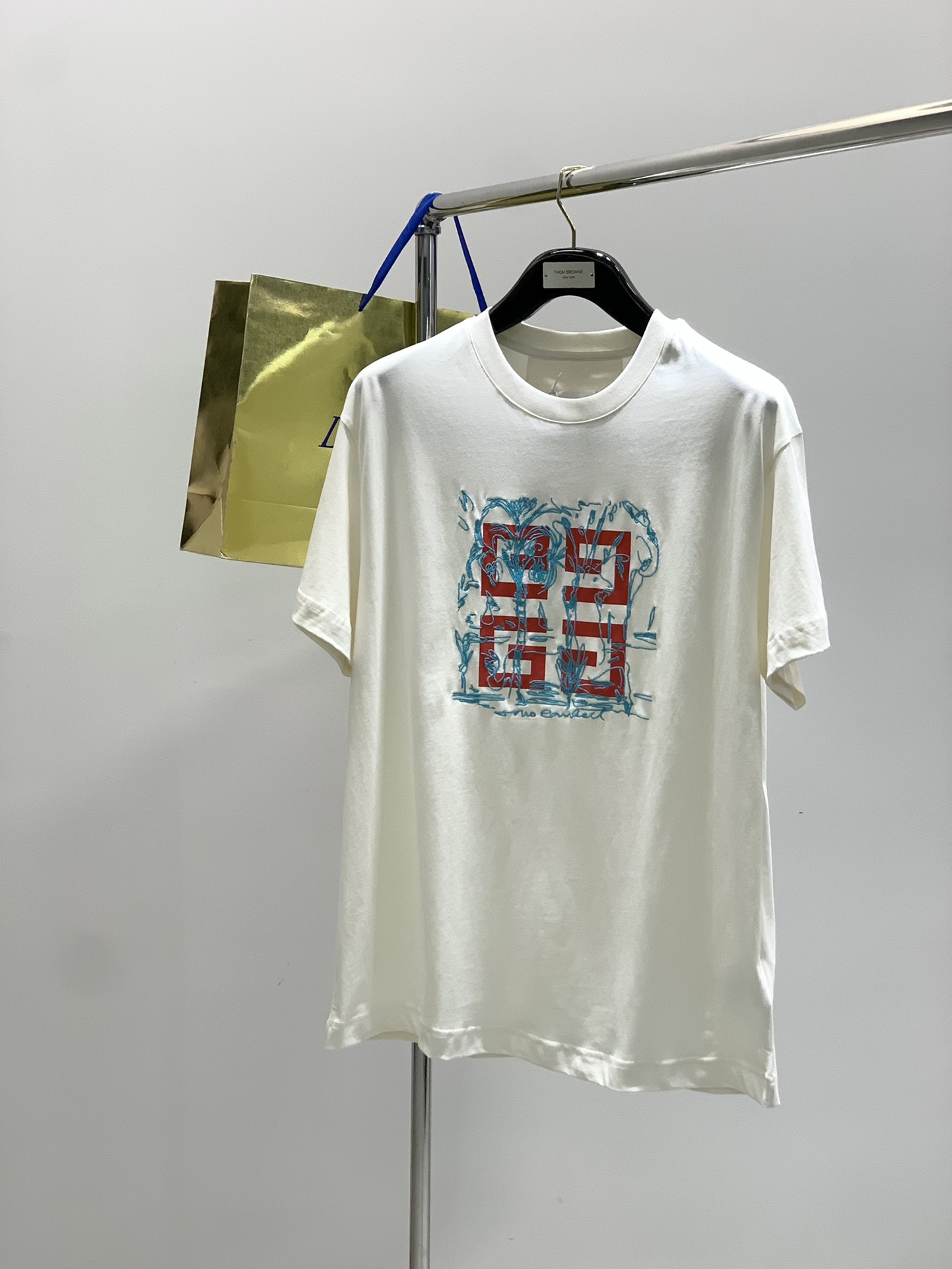 NO:452635,,Givenchy Givenchy, the latest summer products, available at the counter at the same time, original singles, fashionable and casual lapel short-sleeved T-shirt, imported original fabric, top-grade embroidery craft letter pattern decoration logo, extremely high grade, comfortable and versatile, handsome and stylish on the upper body, S-XL Size SMLXL Sleeves 71737577 Bust 54.556.558.560.5 Shoulder width 49.55152.554 Sleeves 18.5192021,,givenchy,givenchy,T-shirt,tees,t-shirt,alexander wang19860909,Givenchy 纪梵希,夏季最新品,专柜同步有售,原单狠货,时尚休闲翻领短袖T恤,进口原版面料,顶级刺绣工艺字母图案装饰logo,档次极高,舒适百搭,上身帅气有型,码数S-XL 尺码SMLXL 衣长71737577 胸围54.556.558.560.5 肩宽49.55152.554 袖长18.5192021,,givenchy,givenchy,T-shirt,tees，t-shirt,alexander wang,Men's clothing