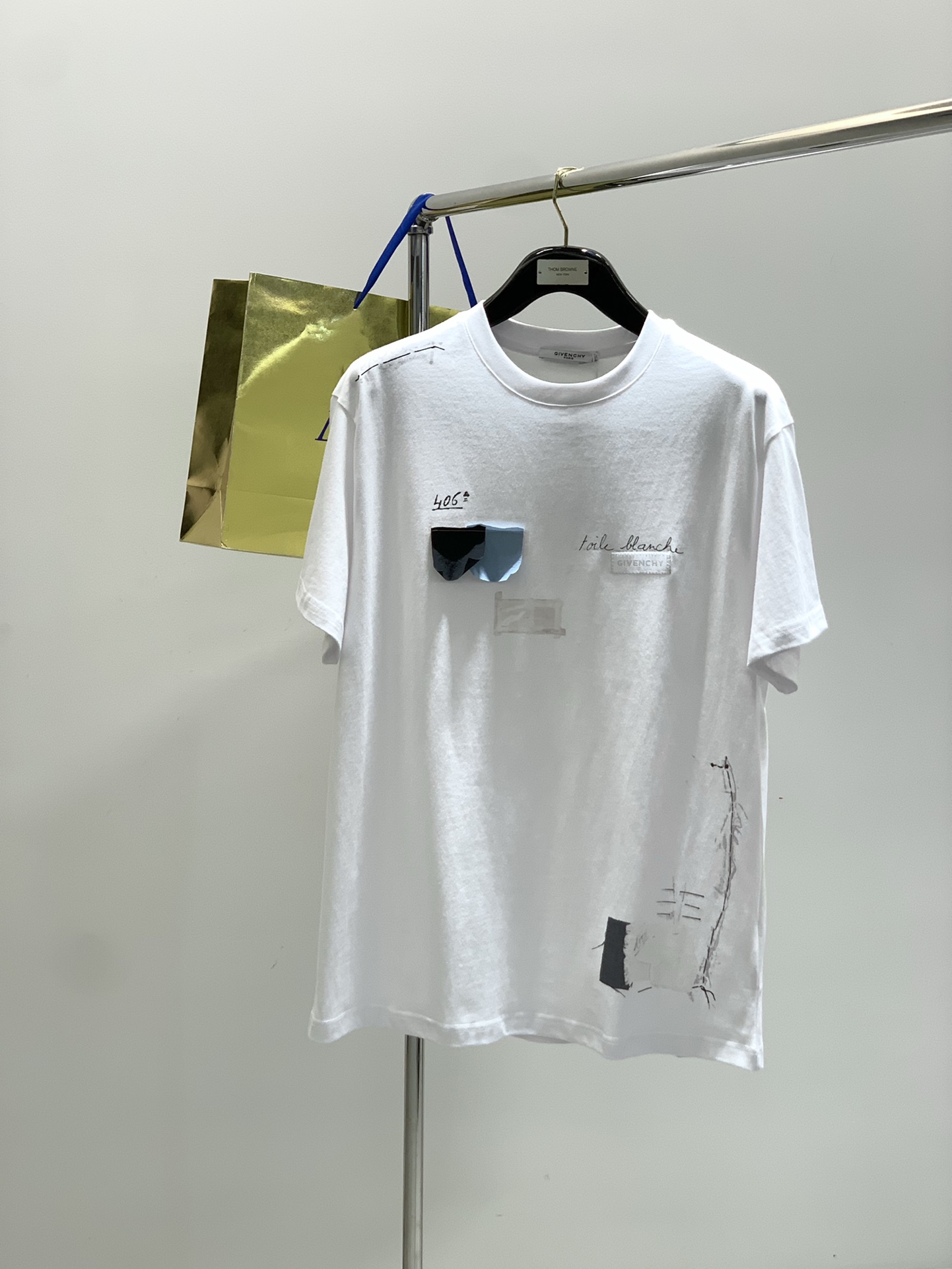 NO:458335,,Givenchy Givenchy, the latest summer products, available at the counter at the same time, original singles, fashionable and casual lapel short-sleeved T-shirt, imported original fabric, top-grade embroidery craft letter pattern decoration logo, extremely high grade, comfortable and versatile, handsome and stylish upper body, S-XL size SMLXL length 71737577 bust 54.556.558.560.5 shoulder width 49.55152.554 cuffs 19.52020.521,,givenchy,givenchy,T-shirt,tees,t-shirt,alexander wang19860909,Givenchy 纪梵希,夏季最新品,专柜同步有售,原单狠货,时尚休闲翻领短袖T恤,进口原版面料,顶级刺绣工艺字母图案装饰logo,档次极高,舒适百搭,上身帅气有型,码数S-XL 尺码SMLXL 衣长71737577 胸围54.556.558.560.5 肩宽49.55152.554 袖口19.52020.521,,givenchy,givenchy,T-shirt,tees，t-shirt,alexander wang,Men's clothing