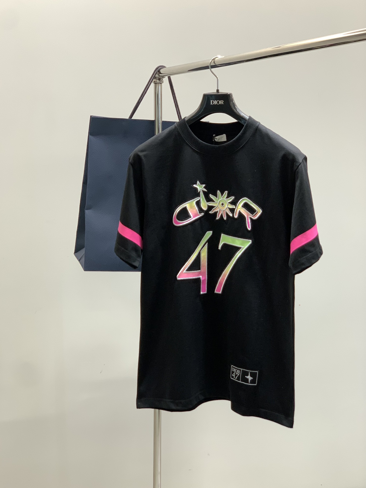 NO:452631,,Dior Dior, new summer products, available at the same time for counters, simple and fashionable casual round neck short-sleeved T-shirt, original imported fabric, comfortable and breathable, top-grade embroidery craft letter pattern logo, extremely high-end, unique design, fashionable and handsome on the upper body!  2 colors recommended, S-XL Size SMLXL Clothes Length 7374.57677.5 Bust 54565860 Shoulder width 48495051,,dior,dior,T-shirt,tees,t-shirt,alexander wang19860909,Dior 迪奥, 夏季新品,专柜同步有售,简约时尚休闲圆领短袖T恤,原版进口面料,舒适透气,顶级刺绣工艺字母图案logo,档次极高,独特设计,上身时尚帅气！2色推荐,码数S-XL 尺码SMLXL 衣长7374.57677.5 胸围54565860 肩宽48495051,,dior,dior,T-shirt,tees，t-shirt,alexander wang,Men's clothing