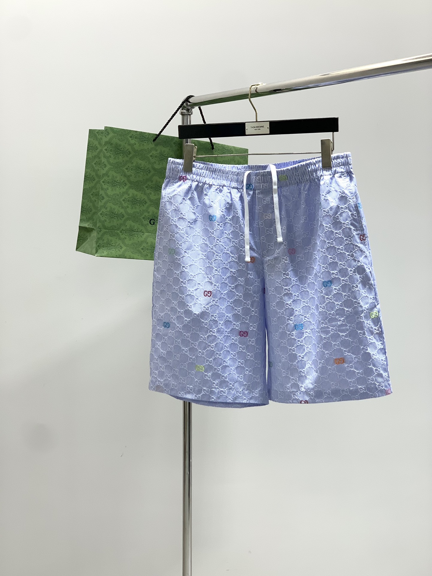 NO:458291,Clothes, shorts P, Gucci, the latest summer model, available at the counter at the same time, original orders, fashionable casual suits, and very distinctive on the upper body!  Eye-catching and highlighted, imported original fabric, top-grade jacquard craft letter pattern decoration logo, original hardware and auxiliary materials decoration, simple but not lacking in fashion, classic and atmospheric, comfortable and breathable, handsome and stylish on the upper body, S-XL Size SMLXL Length 73.57576.578 Bust 114118122126 Shoulder width 50525456 Hem 114118122126 SMLXL Side length 5353.55454.5 Waist circumference 78828690 Sitting circumference 108112116120 Foot 64666870,,gucci,gucci,shorts,alexander wang19860909衣服,短裤P,Gucci 古驰,夏季最新款,专柜同步有售,原单狠货,时尚休闲套装,上身很有特点！吸睛而有亮点,进口原版面料,顶级提花工艺字母图案装饰Logo,原版五金辅料装饰,简单而不失时尚,经典大气,舒适透气,上身帅气有型,码数S-XL 尺码SMLXL 衣长73.57576.578 胸围114118122126 肩宽50525456 下摆114118122126 SMLXL 侧长5353.55454.5 腰围78828690 坐围108112116120 脚口64666870,,gucci,gucci,shorts,alexander wang,Men's clothing