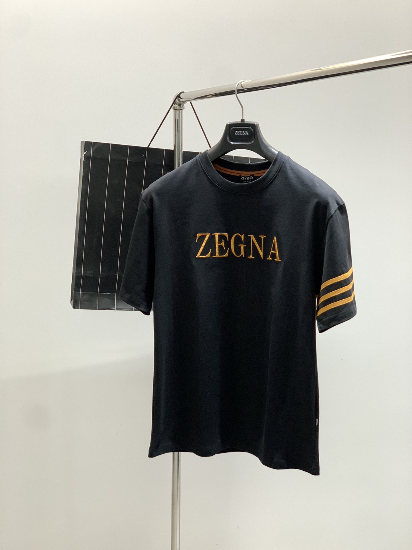 NO:450679,,Jegna Zegna, the latest summer products in 2025, available at the counter at the same time, original singles, fashionable and casual round neck short-sleeved T-shirt, using imported original fabric, comfortable and breathable, top-grade embroidery craft letter pattern decorative logo, the upper body is very handsome!  2 colors recommended, code number M-3XL, popular products recommended!  ,zegna,T-shirt,tees,t-shirt,alexander wang19860909,杰尼亚 Zegna,2025夏季最新品,专柜同步有售,原单狠货,时尚休闲圆领短袖T恤,采用进口原版面料,舒适透气,顶级刺绣工艺字母图案装饰logo,上身帅气十足！2色推荐,码数M-3XL,爆款推荐！,,zegna,T-shirt,tees，t-shirt,alexander wang,Men's clothing