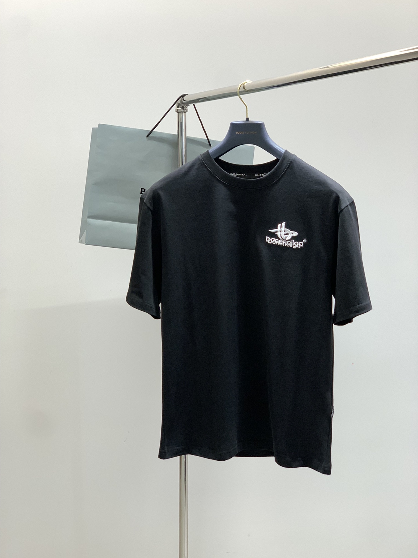 NO:450674,,Balenciaga Balenciaga, the latest summer model in 2025, special counters are available at the same time, original singles, hot fashion casual round neck short-sleeved T-shirt, imported original fabric, unique design, top-grade embroidery craft letter pattern decoration logo, simple and fashionable, handsome upper body, complete three standards, 2 colors recommended, code number M-3XL,,balenciaga,balenciaga,T-shirt,tees,t-shirt,alexander wang19860909,Balenciaga 巴黎世家,2025夏季最新款,专柜同步有售,原单狠货,爆款时尚休闲圆领短袖T恤,进口原版面料,独特设计,顶级刺绣工艺字母图案装饰logo,简约时尚 ,上身帅气,三标齐全,2色推荐,码数M-3XL,,balenciaga,balenciaga,T-shirt,tees，t-shirt,alexander wang,Men's clothing