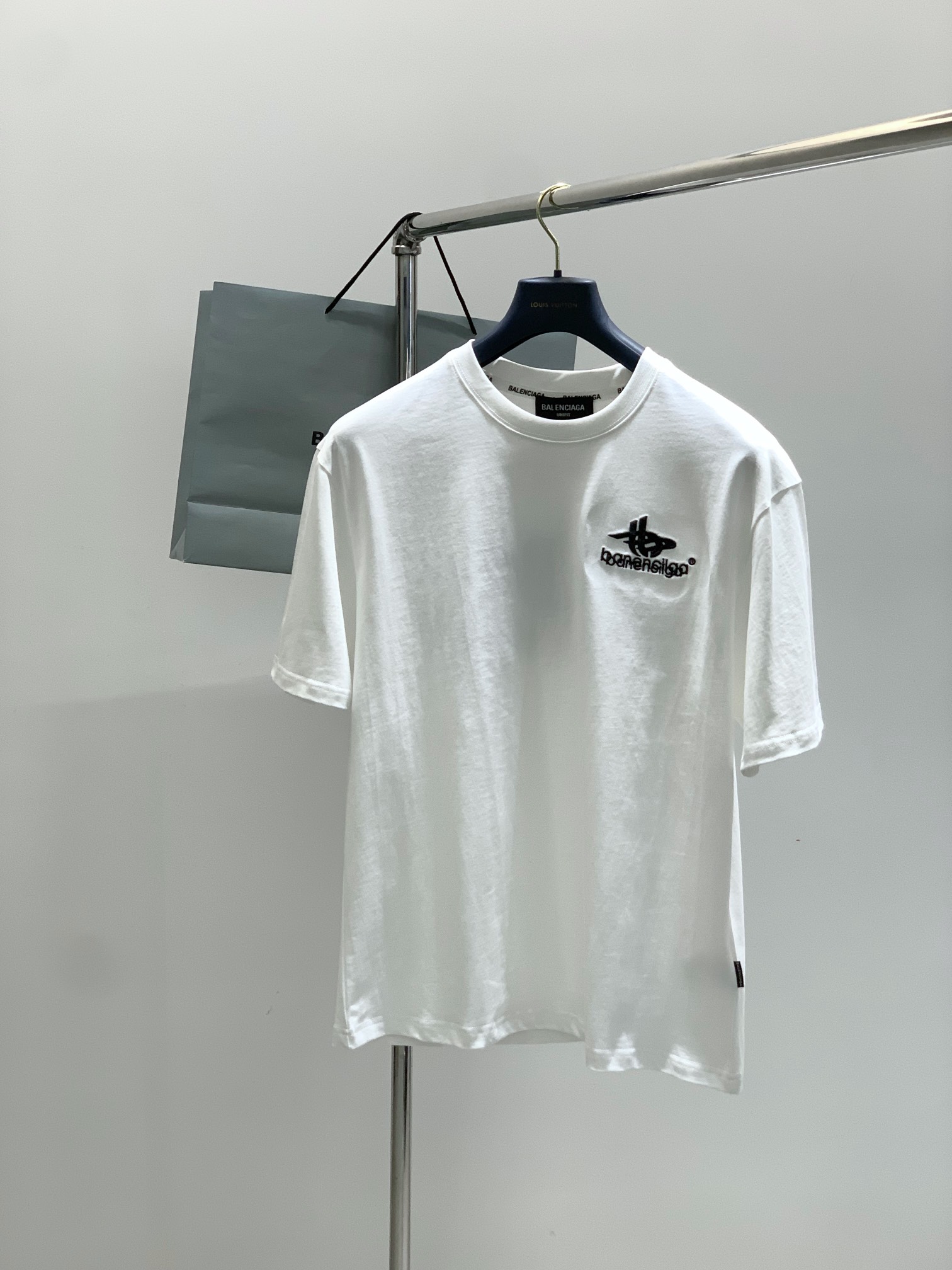 NO:458320,,Balenciaga Balenciaga, the latest summer model, the counter is available at the same time, original singles, hot fashion casual round neck short-sleeved T-shirt, imported original fabric, unique design, top-grade embroidery craft letter pattern decoration logo, simple and fashionable, handsome upper body, complete three standards, 2 colors recommended, code number M-3XL,,balenciaga,balenciaga,T-shirt,tees,t-shirt,alexander wang19860909,Balenciaga 巴黎世家,夏季最新款,专柜同步有售,原单狠货,爆款时尚休闲圆领短袖T恤,进口原版面料,独特设计,顶级刺绣工艺字母图案装饰logo,简约时尚 ,上身帅气,三标齐全,2色推荐,码数M-3XL,,balenciaga,balenciaga,T-shirt,tees，t-shirt,alexander wang,Men's clothing