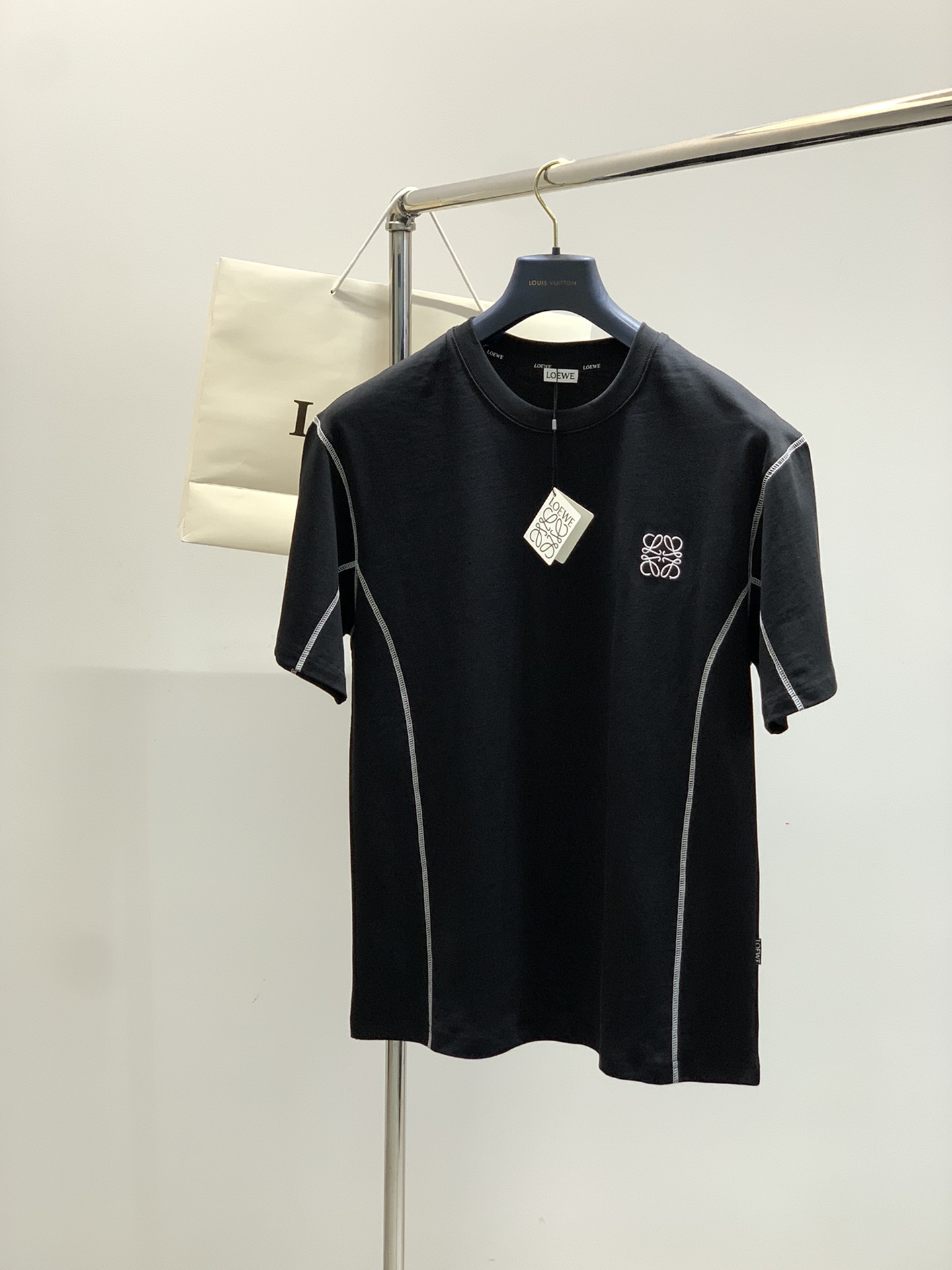 NO:450669,,Loewe, the latest model for summer 2025, available at the counter at the same time, original single product, fashionable and casual round neck short-sleeved T-shirt, very distinctive on the upper body!  Eye-catching and highlighted, imported original fabric, top-level embroidery and craft letter pattern decorative logo, simple but not lacking in fashion, classic and atmospheric, comfortable and breathable, handsome and stylish on the upper body, 2 colors recommended, code number M-3xl,,loewe,loewe,T-shirt,tees,t-shirt,alexander wang19860909,Loewe 罗意威,2025夏季最新款,专柜同步有售,原单狠货,时尚休闲圆领短袖T恤,上身很有特点！吸睛而有亮点,进口原版面料,顶级刺绣绣工艺字母图案装饰Logo,简单而不失时尚,经典大气,舒适透气,上身帅气有型,2色推荐,码数M-3xl,,loewe,loewe,T-shirt,tees，t-shirt,alexander wang,Men's clothing