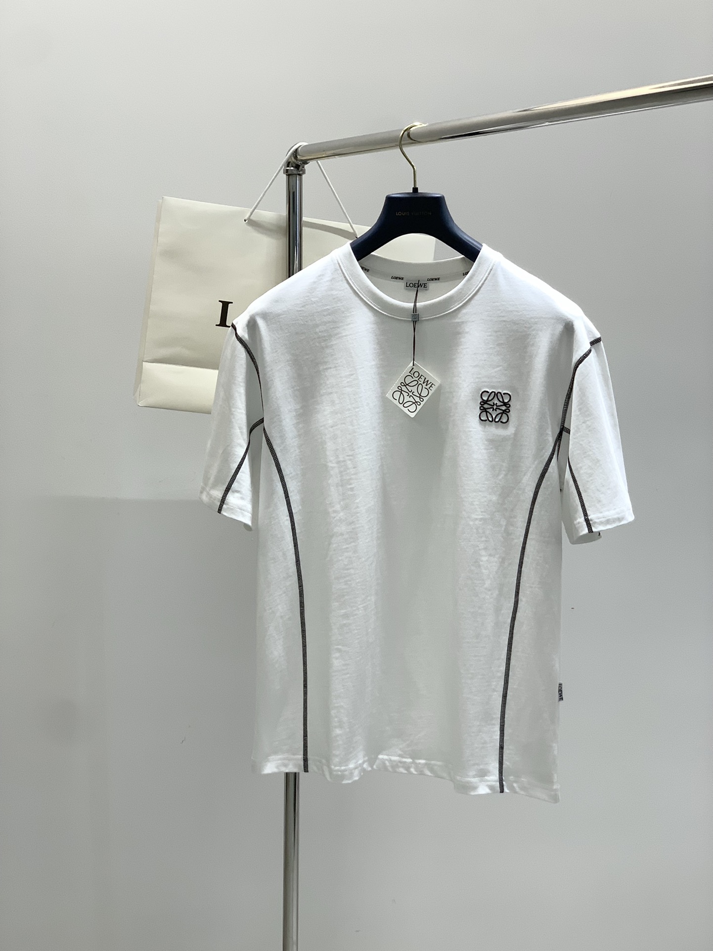 NO:458316,,Loewe, the latest summer model, available at the counter at the same time, original single product, fashionable and casual round neck short-sleeved T-shirt, very distinctive on the upper body!  Eye-catching and highlighted, imported original fabric, top-level embroidery and craft letter pattern decorative logo, simple but not lacking in fashion, classic and atmospheric, comfortable and breathable, handsome and stylish on the upper body, 2 colors recommended, code number M-3xl,,loewe,loewe,T-shirt,tees,t-shirt,alexander wang19860909,Loewe 罗意威,夏季最新款,专柜同步有售,原单狠货,时尚休闲圆领短袖T恤,上身很有特点！吸睛而有亮点,进口原版面料,顶级刺绣绣工艺字母图案装饰Logo,简单而不失时尚,经典大气,舒适透气,上身帅气有型,2色推荐,码数M-3xl,,loewe,loewe,T-shirt,tees，t-shirt,alexander wang,Men's clothing