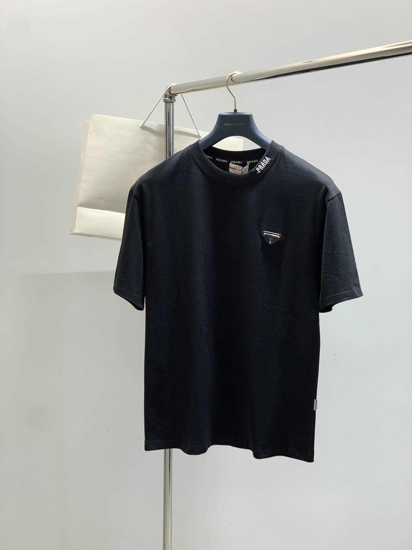 NO:450694,,Moncler cover, the latest product in 2025 summer, the counter is available for sale in the original order, fashionable and casual round neck short-sleeved T-shirt, comfortable upper body!  Eye-catching and highlighted, using imported original fabric, top-grade embroidery craft letter pattern logo, simple but not lacking in fashion, fashionable and handsome upper body, 2 colors recommended, code number M-3XL, Moncler, T-shirt,tees, t-shirt,alexander wang19860909,Moncler 蒙口,2025夏季最新品,专柜同步有售原单狠货,时尚休闲圆领短袖T恤,上身舒适！吸睛而有亮点,采用进口原版面料,顶级刺绣工艺字母图案logo,简单而不失时尚,上身时尚帅气,2色推荐,码数M-3XL,,Moncler,T-shirt,tees，t-shirt,alexander wang,Men's clothing