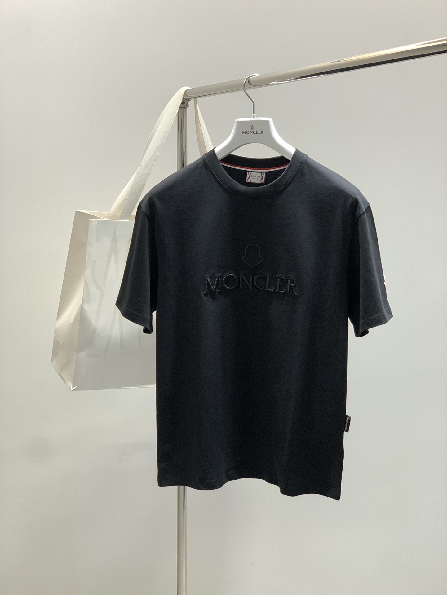 NO:450691,,Moncler cover, the latest product in 2025 summer, the counter is available for sale in the original order, fashionable and casual round neck short-sleeved T-shirt, comfortable upper body!  Eye-catching and highlighted, using imported original fabric, top-grade embroidery craft letter pattern logo, simple but not lacking in fashion, fashionable and handsome upper body, 2 colors recommended, code number M-3XL, Moncler, T-shirt,tees, t-shirt,alexander wang19860909,Moncler 蒙口,2025夏季最新品,专柜同步有售原单狠货,时尚休闲圆领短袖T恤,上身舒适！吸睛而有亮点,采用进口原版面料,顶级刺绣工艺字母图案logo,简单而不失时尚,上身时尚帅气,2色推荐,码数M-3XL,,Moncler,T-shirt,tees，t-shirt,alexander wang,Men's clothing