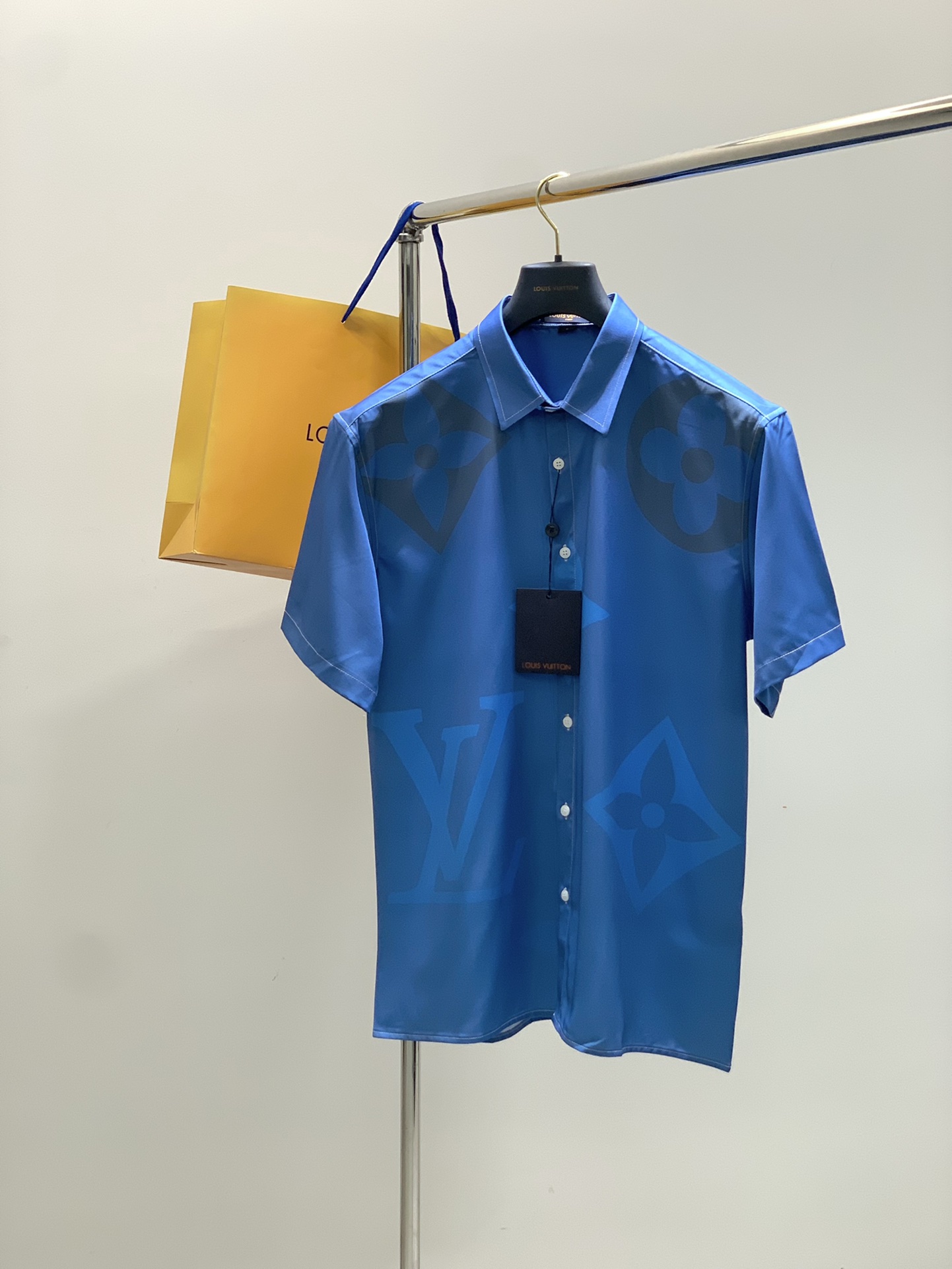 NO:458317,Clothes, shorts, Louis Vuitton, the latest summer model, available at the counter at the same time, original singles, fashionable and casual short-sleeved suit, very distinctive on the upper body!  Eye-catching and highlighted, imported original fabric, top-level printed craft letter pattern decorative logo, simple but not lacking in fashion, classic and atmospheric, comfortable and breathable, handsome and stylish on the upper body, S-XL,, louis vuitton, louis vuitton, shorts, T-shirt, alexander wang19860909衣服,短裤,LouisVuitton 路易威登,夏季最新款,专柜同步有售,原单狠货,时尚休闲短袖套装,上身很有特点！吸睛而有亮点,进口原版面料,顶级印花工艺字母图案装饰Logo,简单而不失时尚,经典大气,舒适透气,上身帅气有型,码数S-XL,,louis vuitton,louis vuitton,shorts,T-shirt,alexander wang,Men's clothing