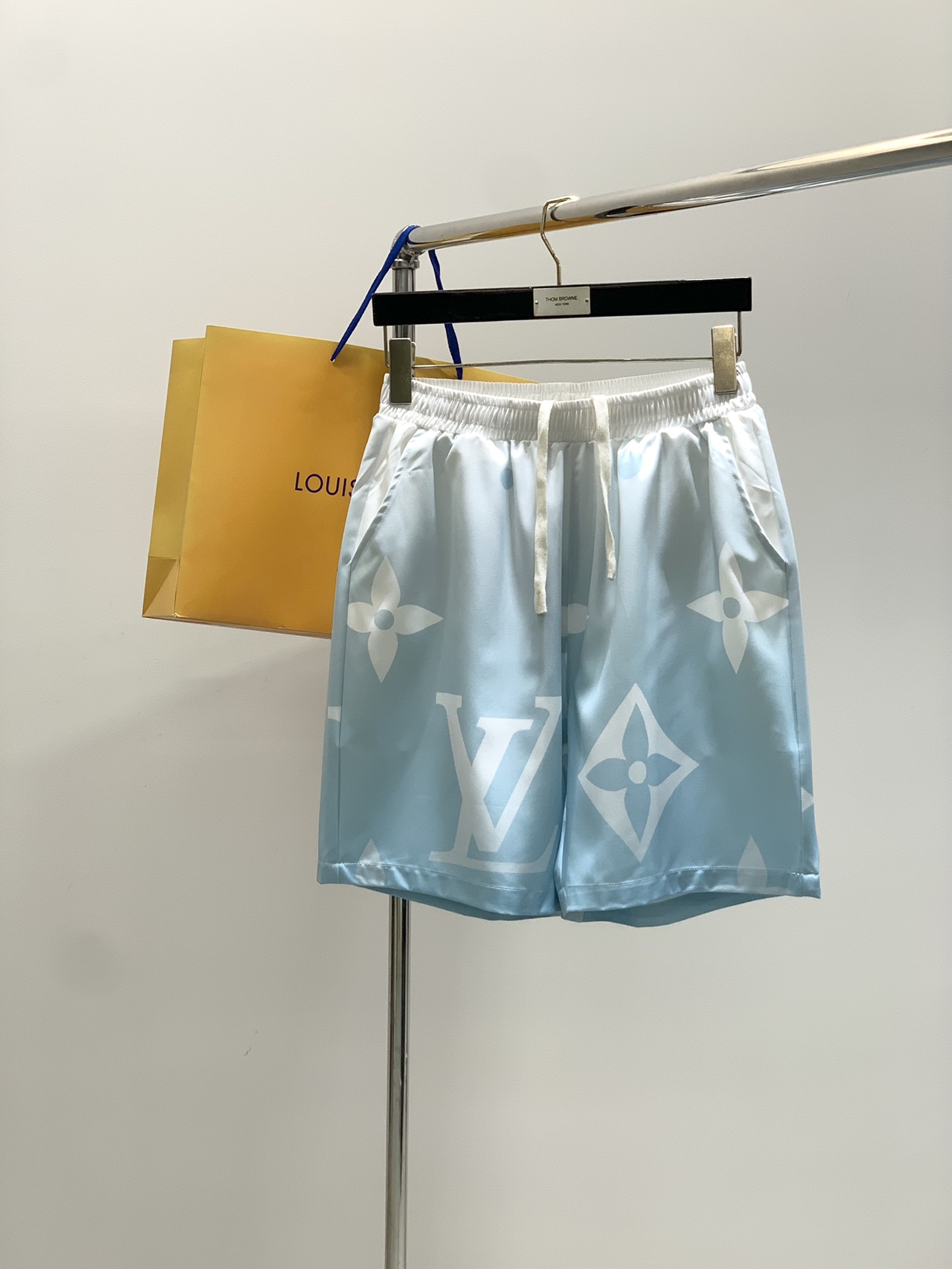 NO:450684,Clothes, shorts, Louis Vuitton, the latest summer model, available at the counter at the same time, original singles, fashionable and casual short-sleeved suit, very distinctive on the upper body!  Eye-catching and highlighted, imported original fabric, top-level printed craft letter pattern decorative logo, simple but not lacking in fashion, classic and atmospheric, comfortable and breathable, handsome and stylish on the upper body, S-XL,, louis vuitton, louis vuitton, shorts, T-shirt, alexander wang19860909衣服,短裤,LouisVuitton 路易威登,夏季最新款,专柜同步有售,原单狠货,时尚休闲短袖套装,上身很有特点！吸睛而有亮点,进口原版面料,顶级印花工艺字母图案装饰Logo,简单而不失时尚,经典大气,舒适透气,上身帅气有型,码数S-XL,,louis vuitton,louis vuitton,shorts,T-shirt,alexander wang,Men's clothing