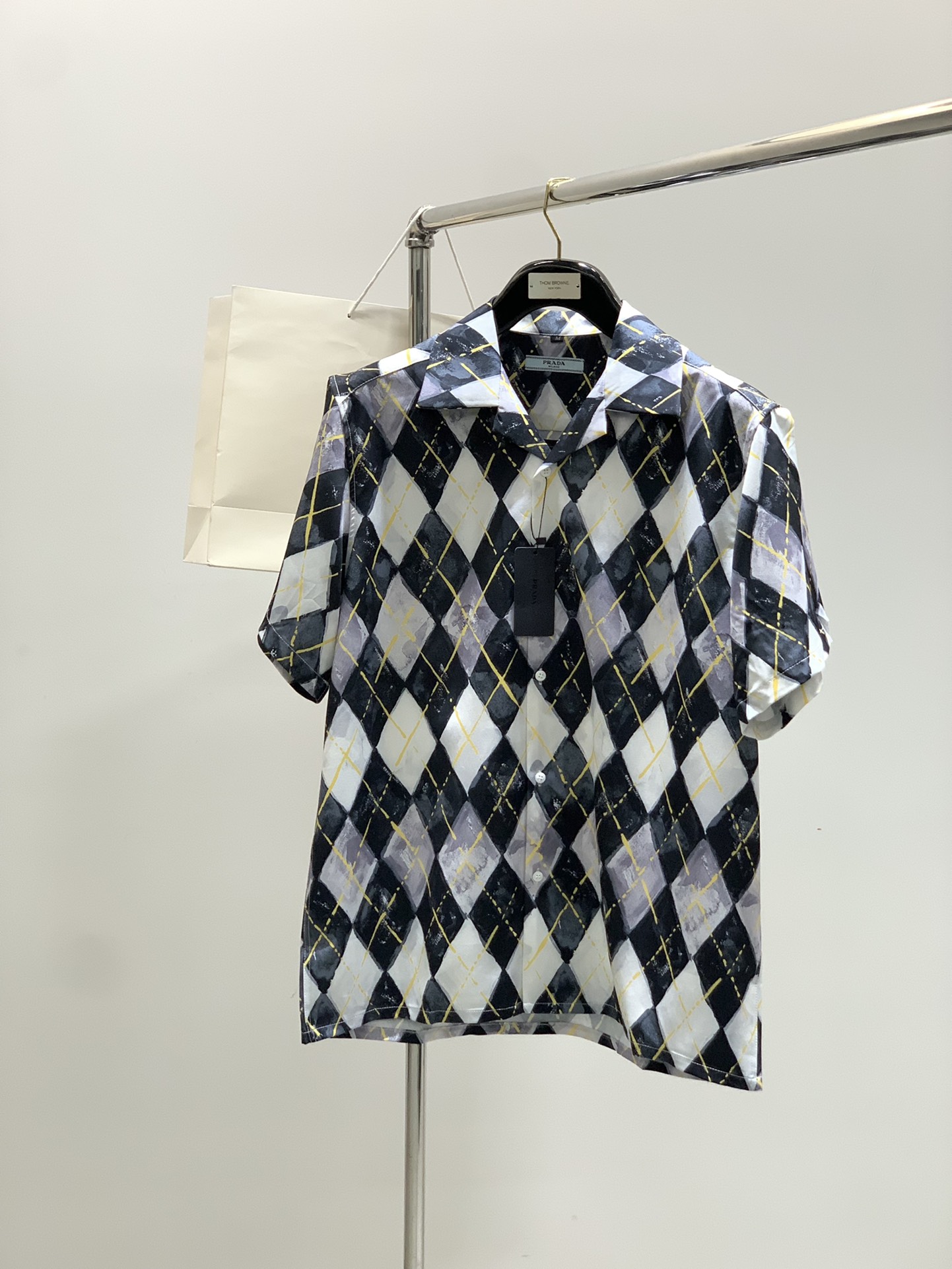 NO:458281,Clothes, shorts, PRADA Prada, the latest summer products, available at the counter at the same time, fashionable and casual short-sleeved suits, imported original fabrics, extremely complex workmanship, the only channel to be used as a purchasing agent level, top-level printing craft letter pattern logo, extremely high grade, comfortable and versatile, handsome and stylish on the upper body, 2 colors recommended, S-XL, prada, prada, shorts, T-shirt, alexander wang19860909衣服,短裤,PRADA 普拉达,夏季最新品,专柜同步有售,时尚休闲短袖套装,进口原版面料,做工极为复杂,唯一可以做代购级别的渠道狠货,顶级印花工艺字母图案logo,档次极高,舒适百搭,上身帅气有型,2色推荐,码数S-XL,,prada,prada,shorts,T-shirt,alexander wang,Men's clothing