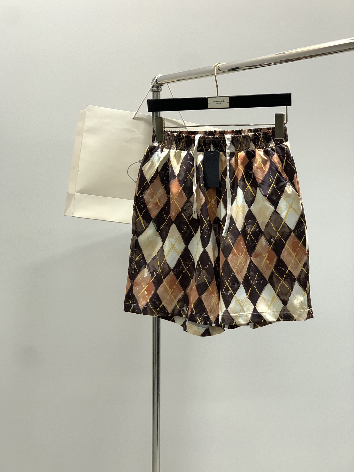 NO:450688,Clothes, shorts, PRADA Prada, the latest summer products, available at the counter at the same time, fashionable and casual short-sleeved suits, imported original fabrics, extremely complex workmanship, the only channel to be used as a purchasing agent level, top-level printing craft letter pattern logo, extremely high grade, comfortable and versatile, handsome and stylish on the upper body, 2 colors recommended, S-XL, prada, prada, shorts, T-shirt, alexander wang19860909衣服,短裤,PRADA 普拉达,夏季最新品,专柜同步有售,时尚休闲短袖套装,进口原版面料,做工极为复杂,唯一可以做代购级别的渠道狠货,顶级印花工艺字母图案logo,档次极高,舒适百搭,上身帅气有型,2色推荐,码数S-XL,,prada,prada,shorts,T-shirt,alexander wang,Men's clothing