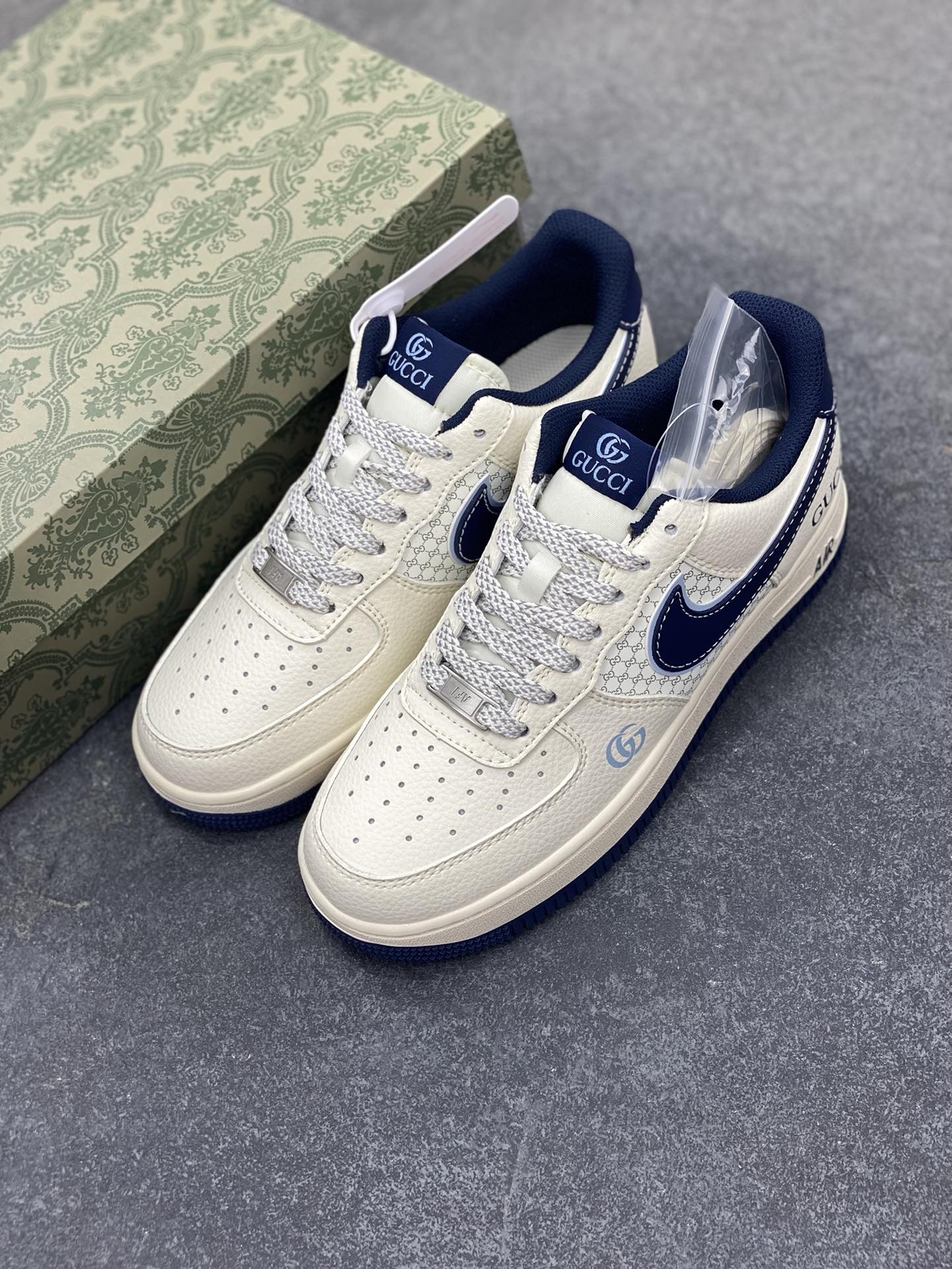 图片[8]-NIke Air Force 1 \’07 Low “古驰联名——花纹蓝勾”空军一号 低帮 运动鞋 休闲鞋 折边针车 工艺难度大 原楦头原纸板 原装鞋盒 定制五金配件 内置全掌气垫 原厂鞋底 货号：XS1958-564 尺码：36 36.5 37.5 38 38.5 39 40 40.5 41 42 42.5 43 44 44.5 45-选品中心