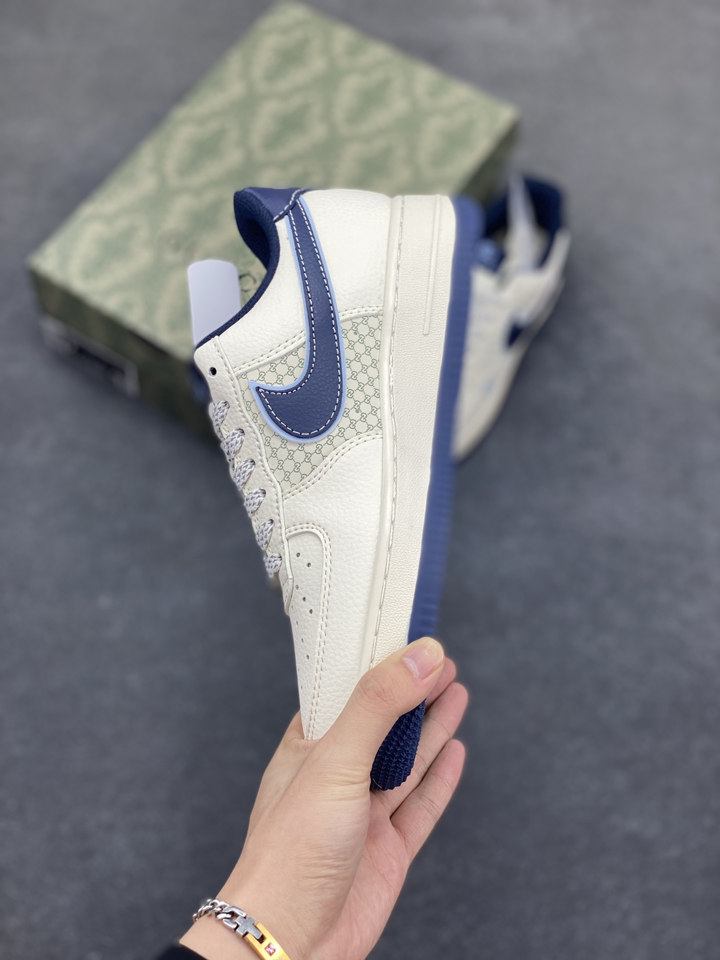 图片[3]-NIke Air Force 1 \’07 Low “古驰联名——花纹蓝勾”空军一号 低帮 运动鞋 休闲鞋 折边针车 工艺难度大 原楦头原纸板 原装鞋盒 定制五金配件 内置全掌气垫 原厂鞋底 货号：XS1958-564 尺码：36 36.5 37.5 38 38.5 39 40 40.5 41 42 42.5 43 44 44.5 45-选品中心