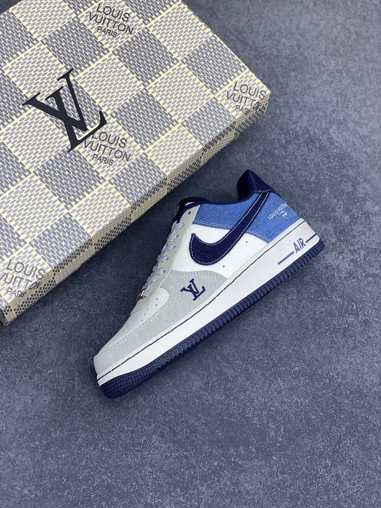 图片[7]-NIke Air Force 1 \’07 Low LV联名-拼接牛仔 空军一号低帮 运动鞋 休闲鞋 折边针车 工艺难度大 原楦头原纸板 原装鞋盒 原厂鞋底 超高清洁度 细节完美 货号：SC0601-551 尺码：36 36.5 37.5 38 38.5 39 40 40.5 41 42 42.5 43 44 44.5 45-选品中心